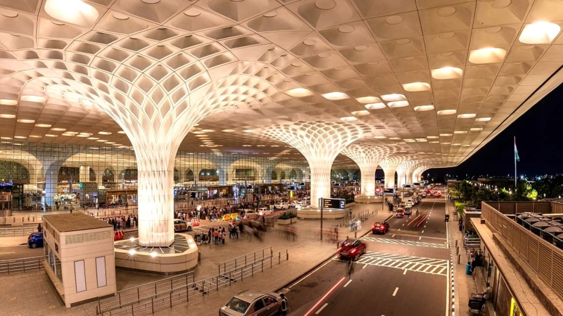 मुंबई हवाई अड्डे के टर्मिनल के अंदर लगी आग, दमकल टीम मौके पर पहुंची