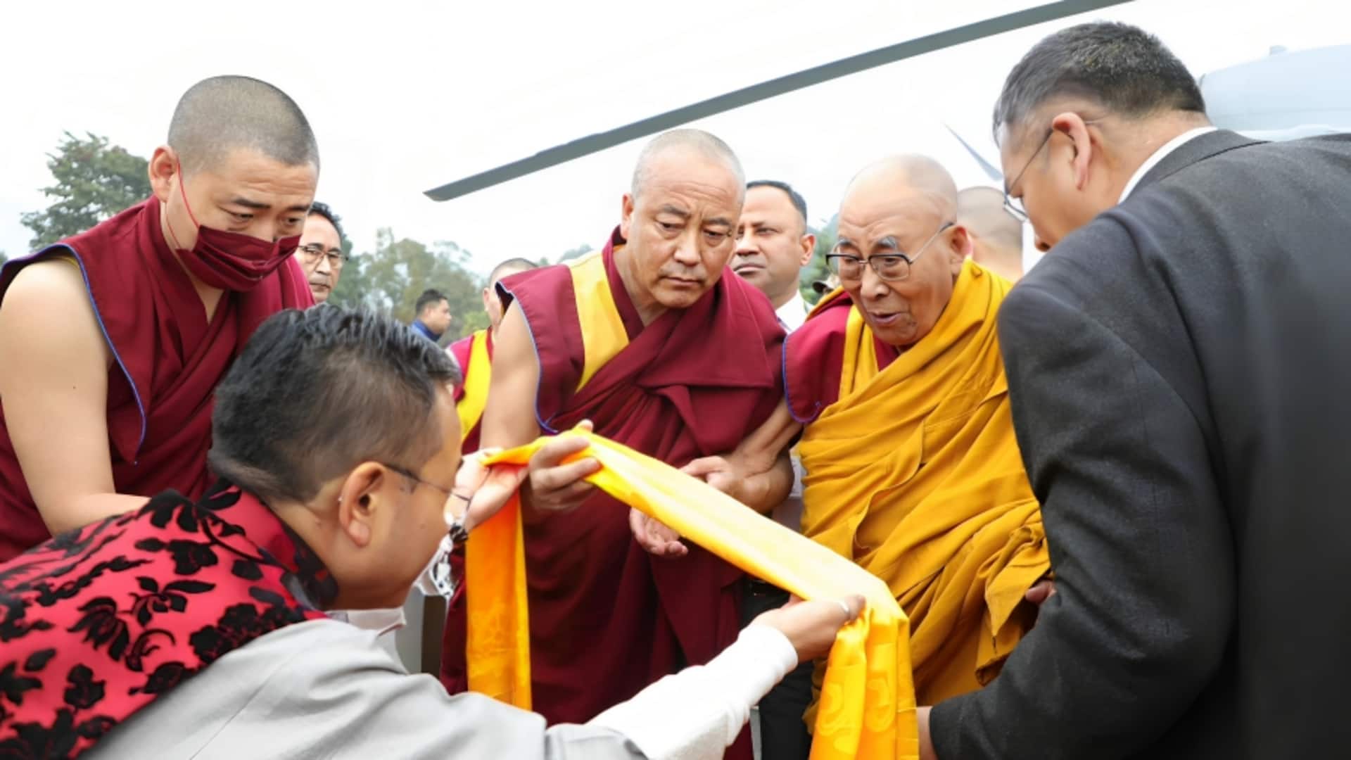 तिब्बती धर्मगुरु दलाई लामा 13 साल बाद सिक्किम की यात्रा पर पहुंचे, मुख्यमंत्री ने किया स्वागत