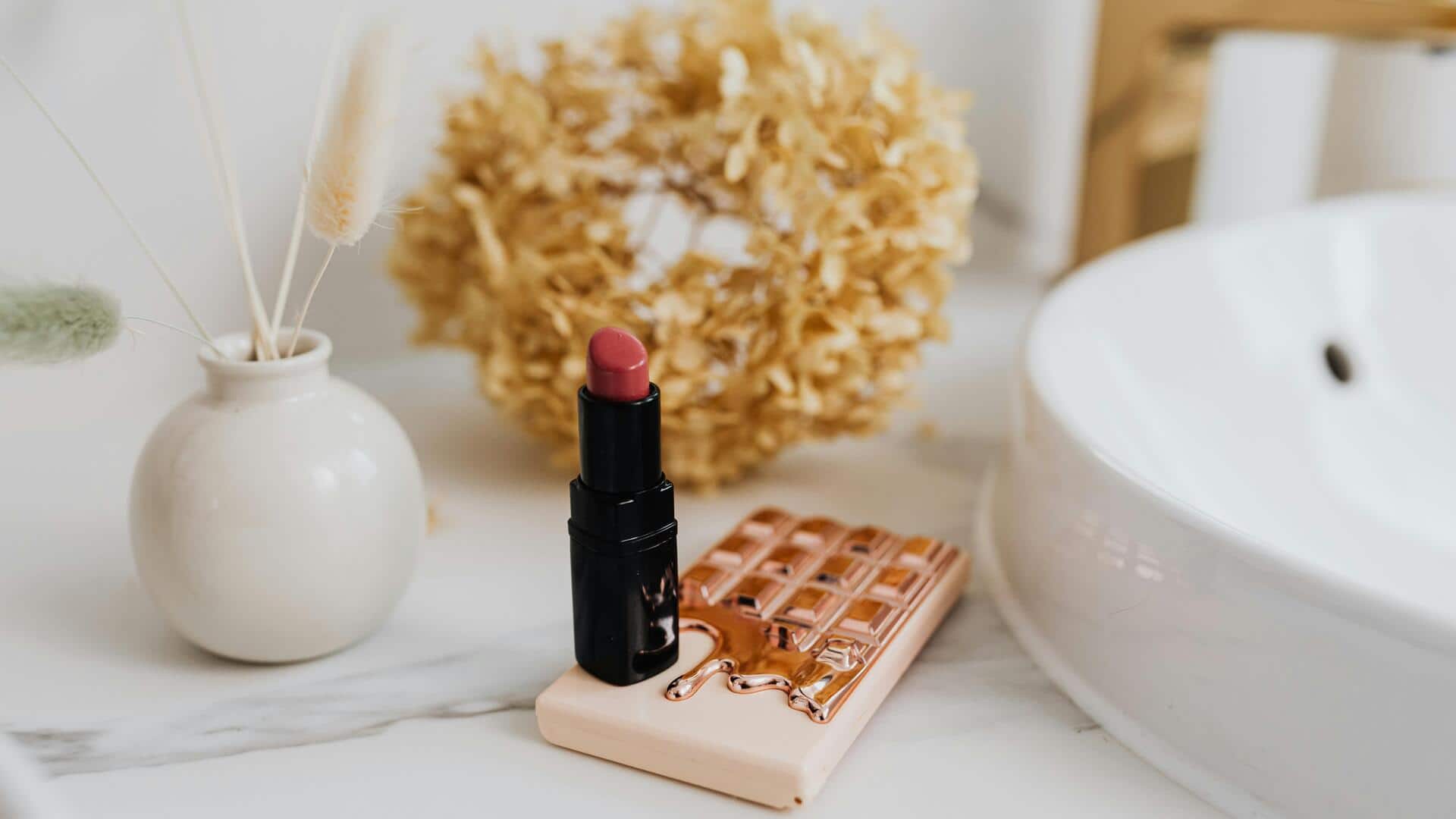 लिपस्टिक को लंबे समय तक टिकाने के लिए अपनाएं ये 5 तरीके