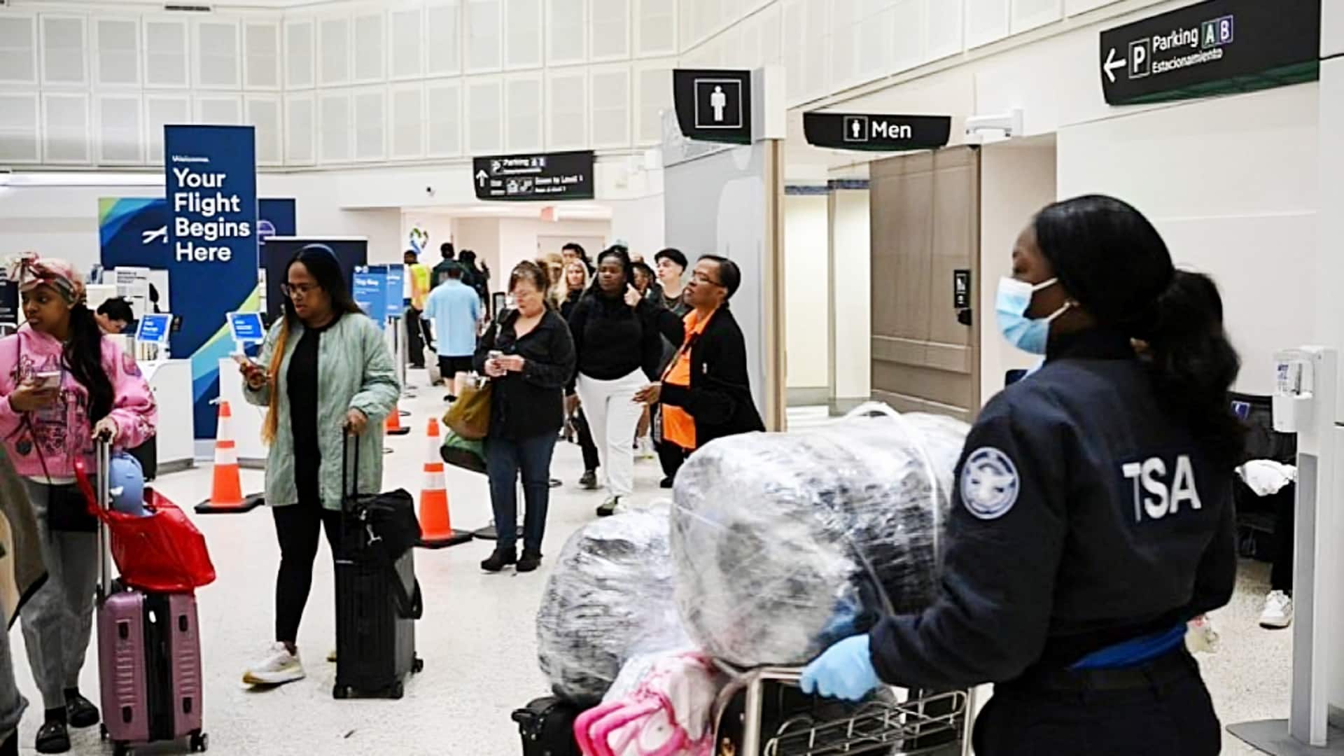 डोनाल्ड ट्रंप ने ICE एजेंटों को अमेरिका के हवाई अड्डों पर क्यों तैनात किया? जानिए मामला