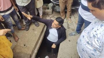उत्तर प्रदेश: लखनऊ में महापौर को विभाग की लापरवाही दिखाने के लिए नाले में उतरे पार्षद