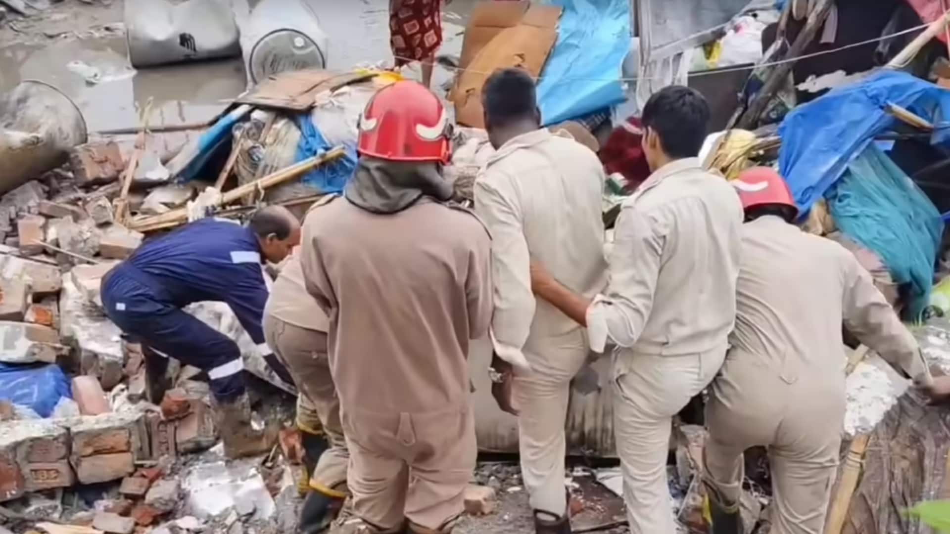 दिल्ली के जैतपुर में बड़ा हादसा, दीवार गिरने से 2 बच्चियों समेत 7 लोगों की मौत दिल्ली के जैतपुर में बड़ा हादसा, दीवार गिरने से 2 बच्चियों समेत 7 लोगों की मौत