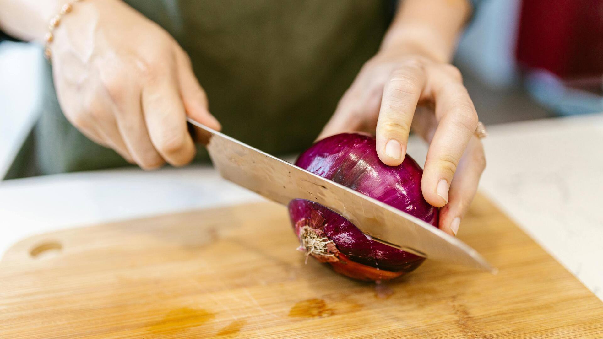 प्याज काटते समय आंसू आने से हैं परेशान? इन हैक्स को अपनाएं