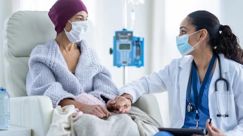 स्वास्थ्य बीमा या मेडिकल इमरजेंसी फंड में से क्या है आपके लिए सही?