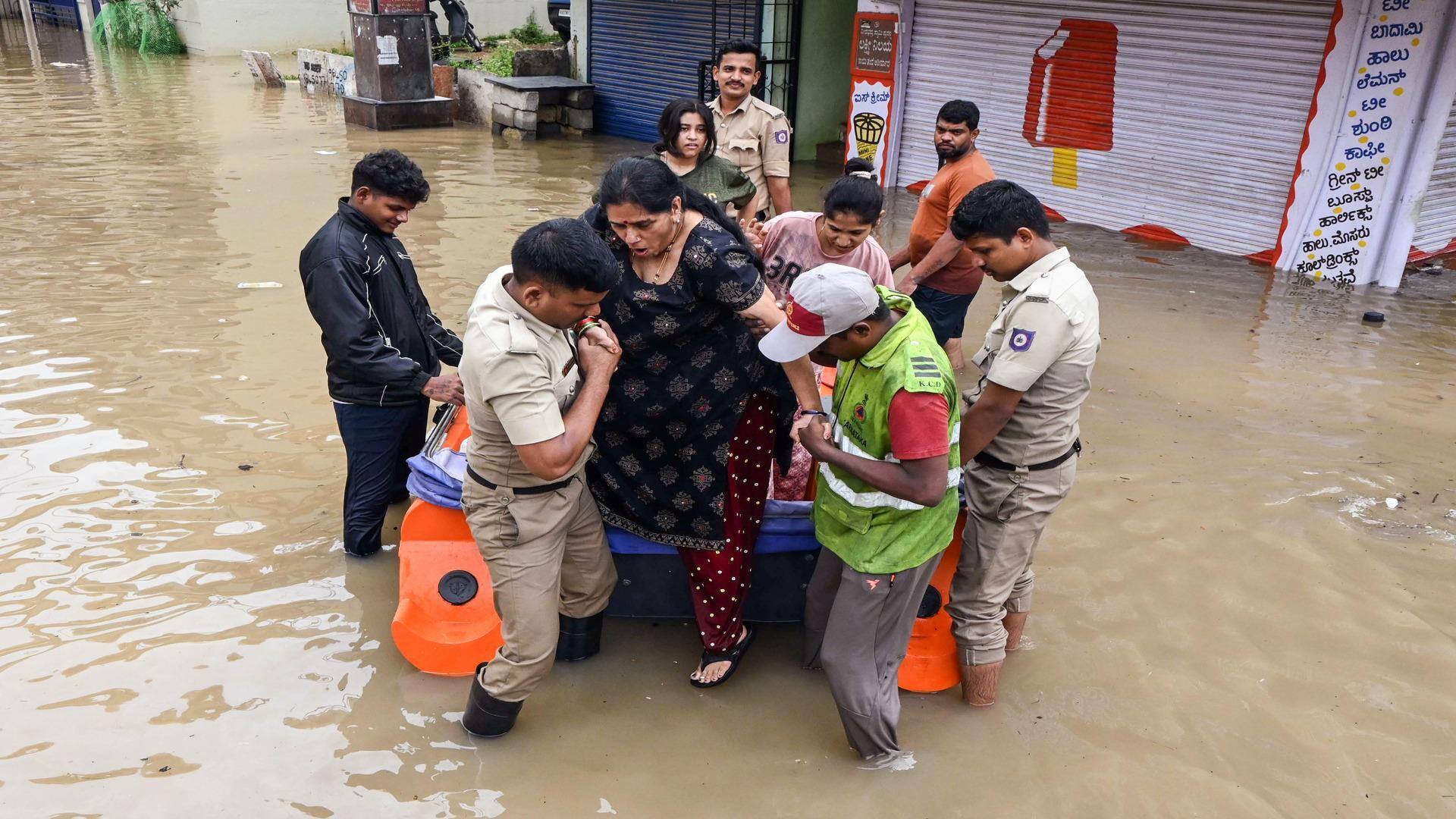कर्नाटक: बेंगलुरु समेत अन्य जिलों में बारिश से 5 की मौत, मौसम विभाग ने दी चेतावनी कर्नाटक: बेंगलुरु समेत अन्य जिलों में बारिश से 5 की मौत, मौसम विभाग ने दी चेतावनी