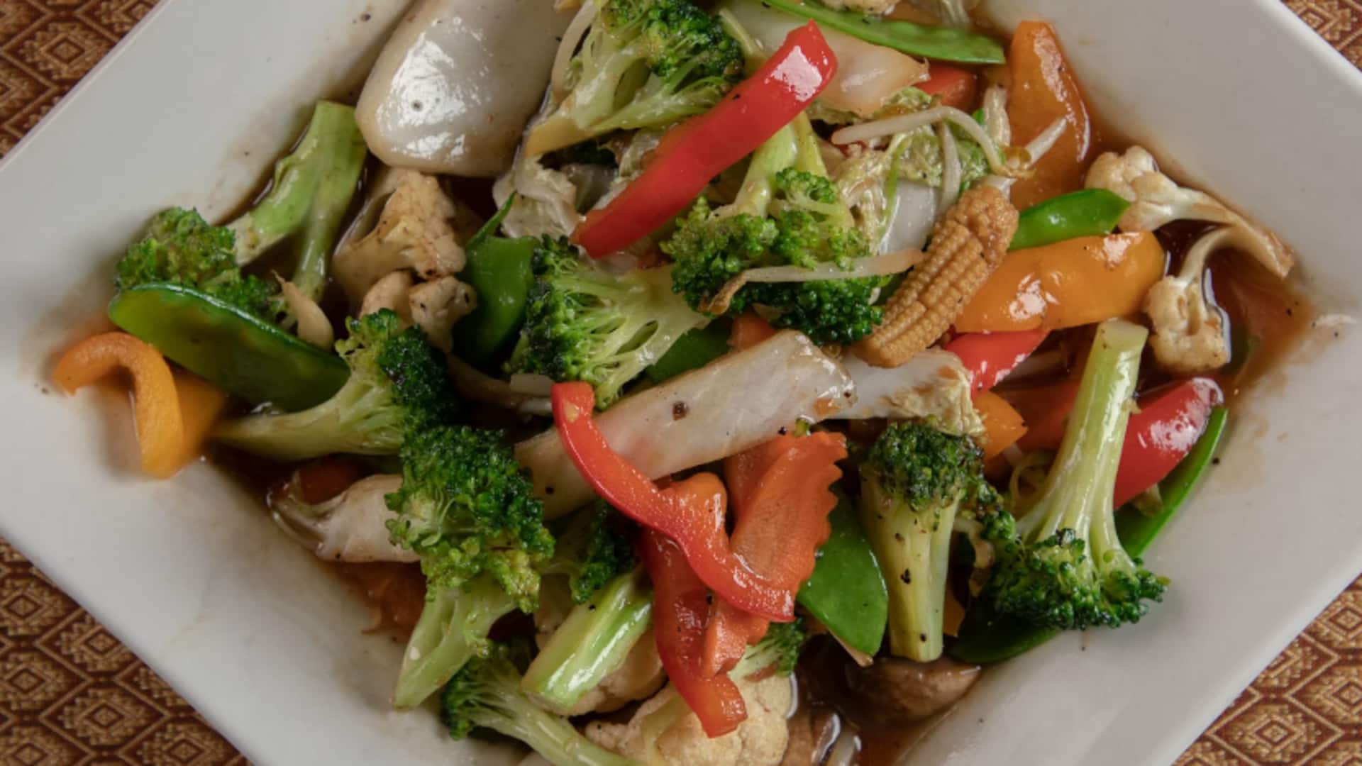 थाई खाना पसंद है? एक बार चखें थाई पाड पाक राउम मित्र का स्वाद