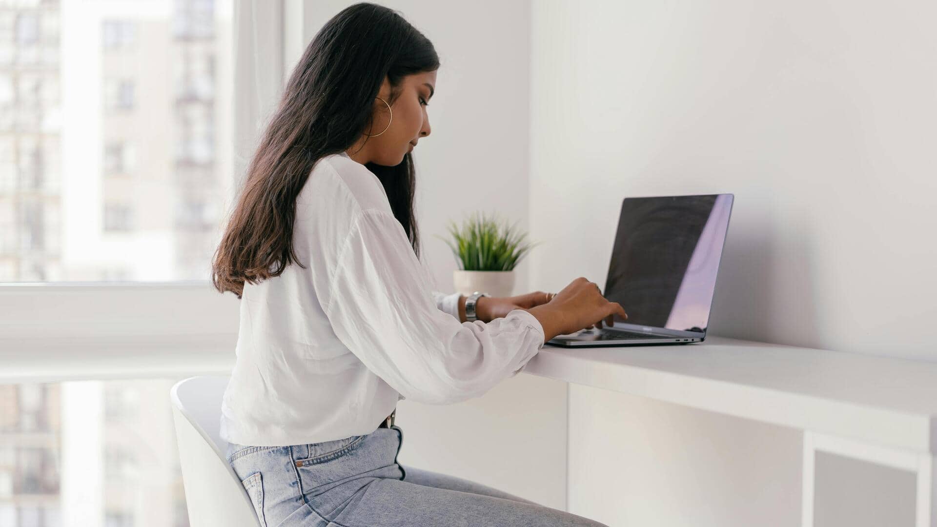 पूरे दिन काम या पढ़ाई करते-करते बिगड़ गई है मुद्रा? सुधारने के लिए अपनाएं ये तरीके