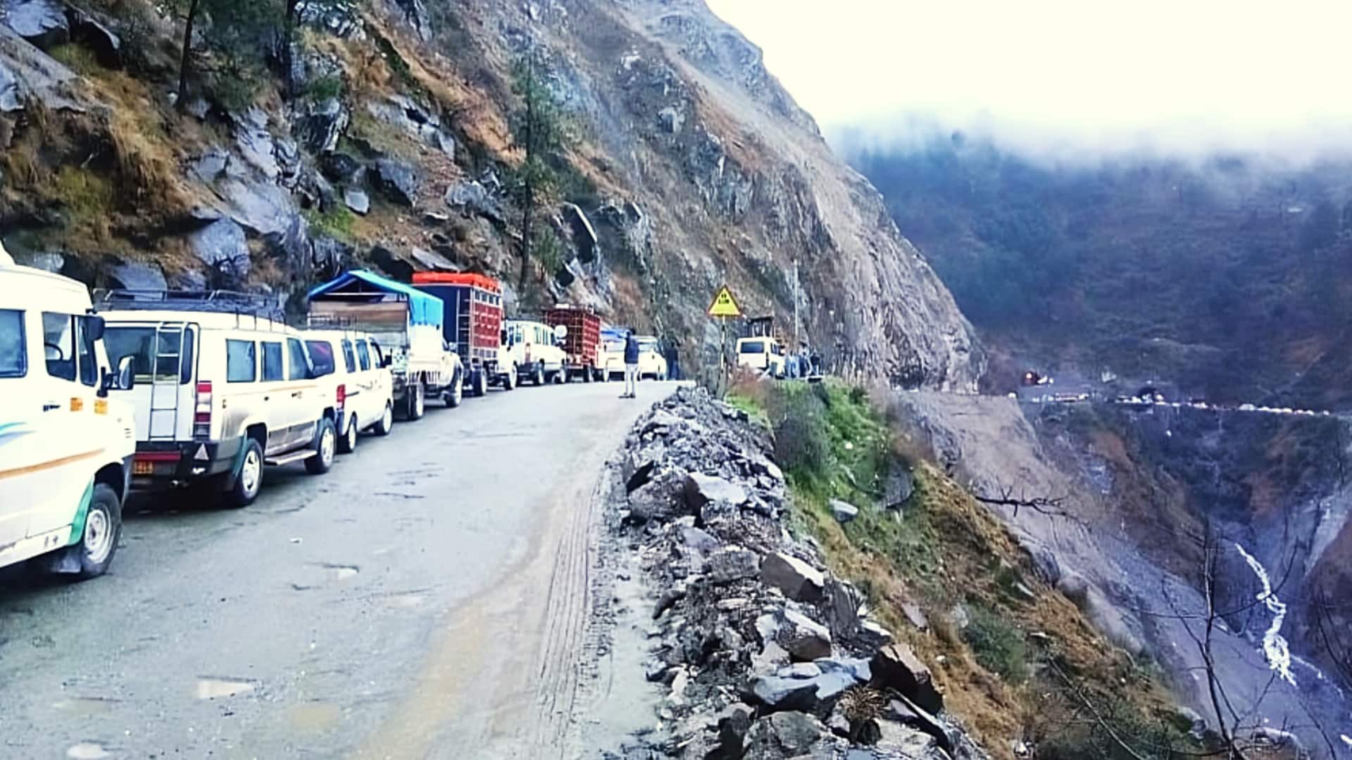 जम्मू-श्रीनगर राष्ट्रीय राजमार्ग पर टैक्सी गहरी खाई में गिरी, 10 की मौत