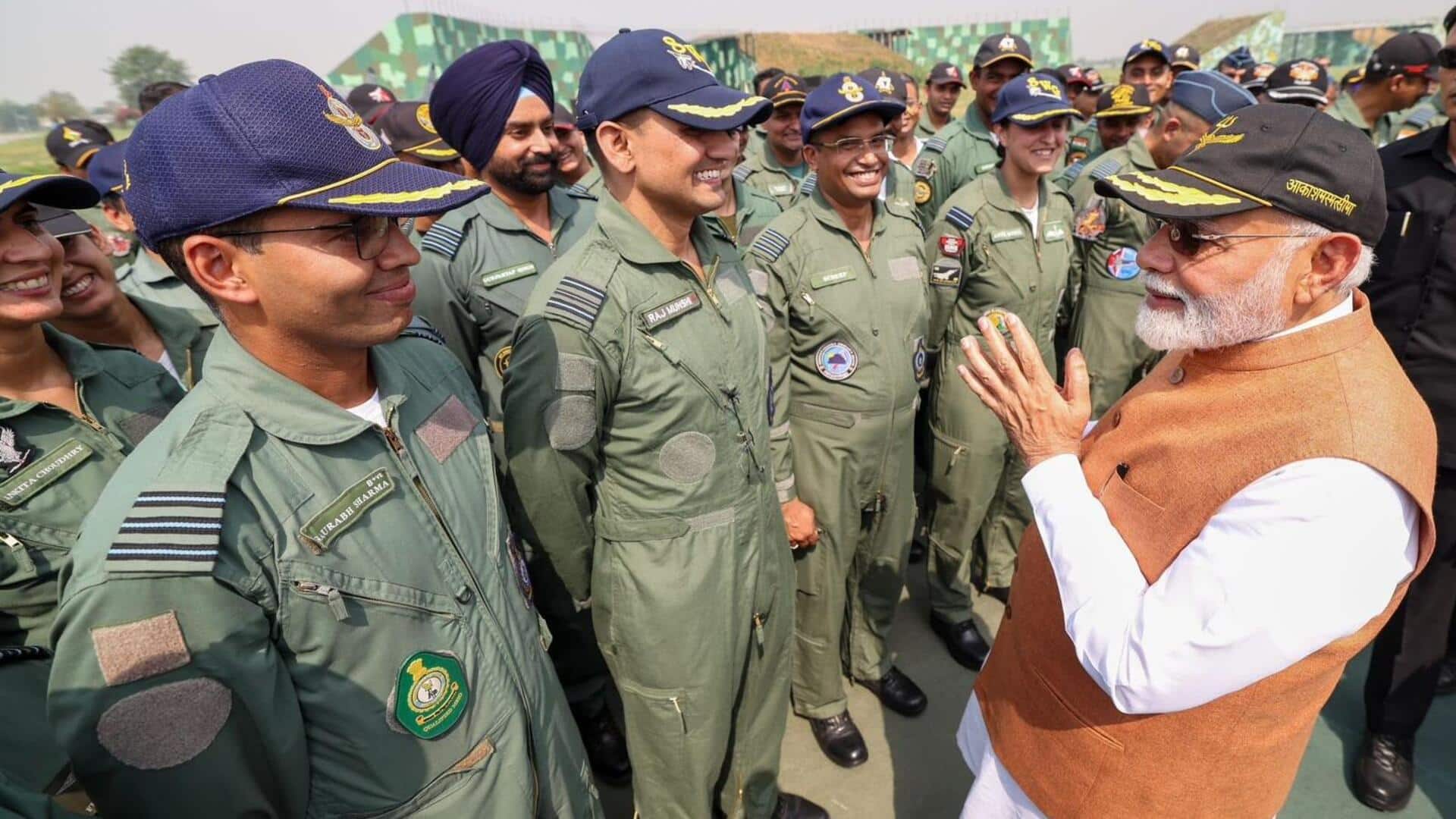 प्रधानमंत्री नरेंद्र मोदी बीकानेर के नाल एयरबेस पहुंचे, करणी माता मंदिर में भी किए दर्शन प्रधानमंत्री नरेंद्र मोदी बीकानेर के नाल एयरबेस पहुंचे, करणी माता मंदिर में भी किए दर्शन