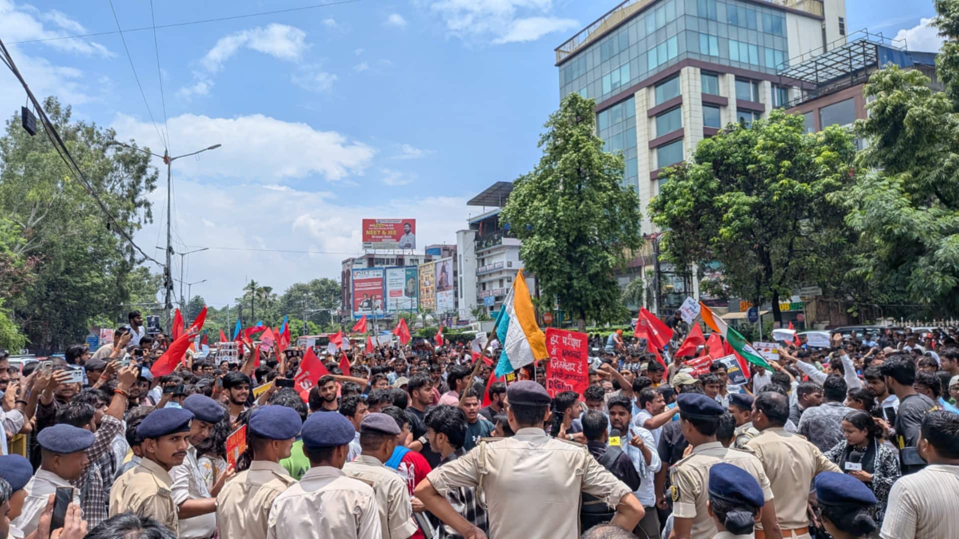पटना में छात्रों का प्रदर्शन; पुलिस ने लाठीचार्ज किया, आंसू गैस के गोले दागे
