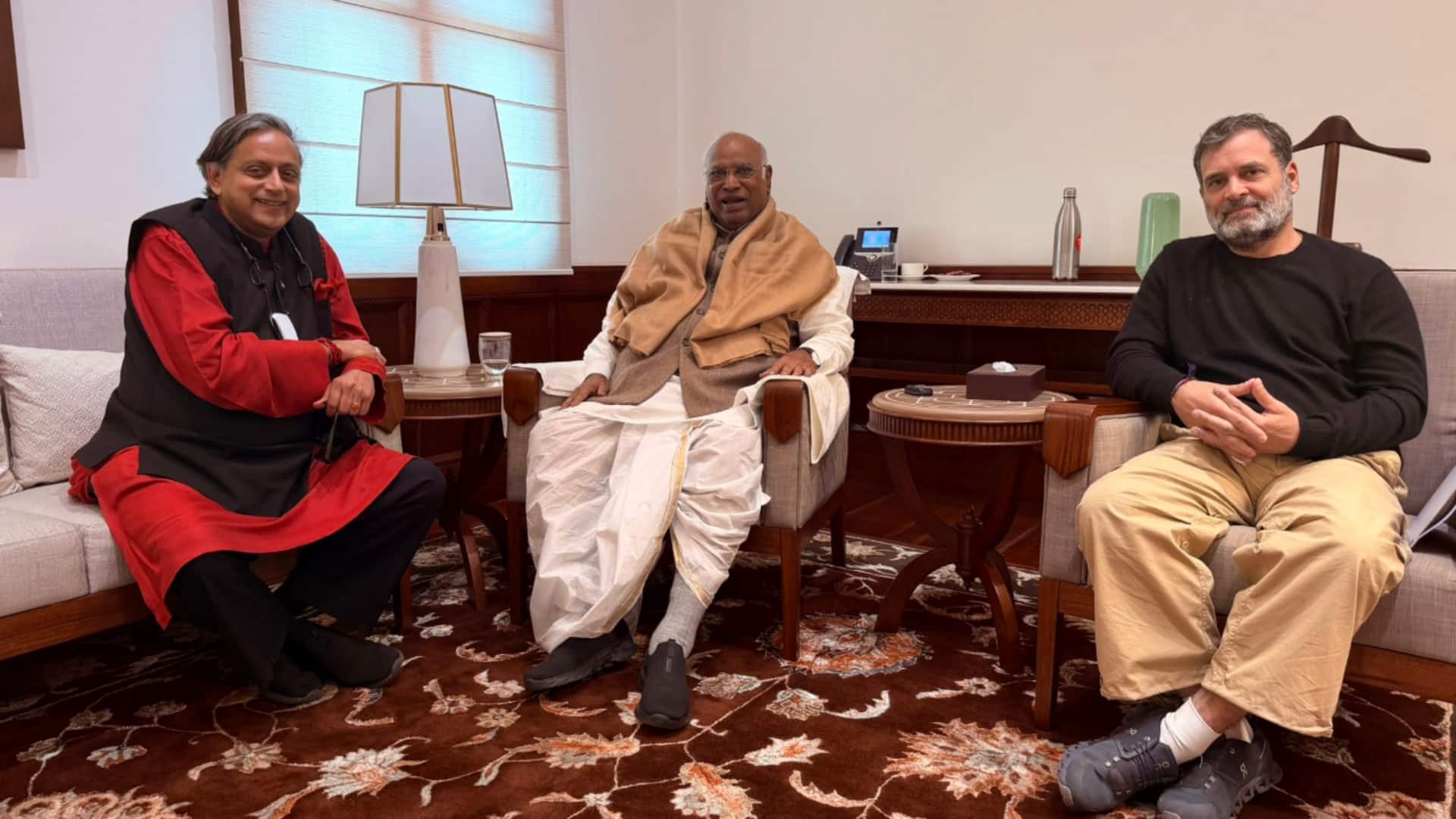 शशि थरूर ने की राहुल गांधी की तारीफ, बोले- कांग्रेस छोड़कर कहीं नहीं जा रहा