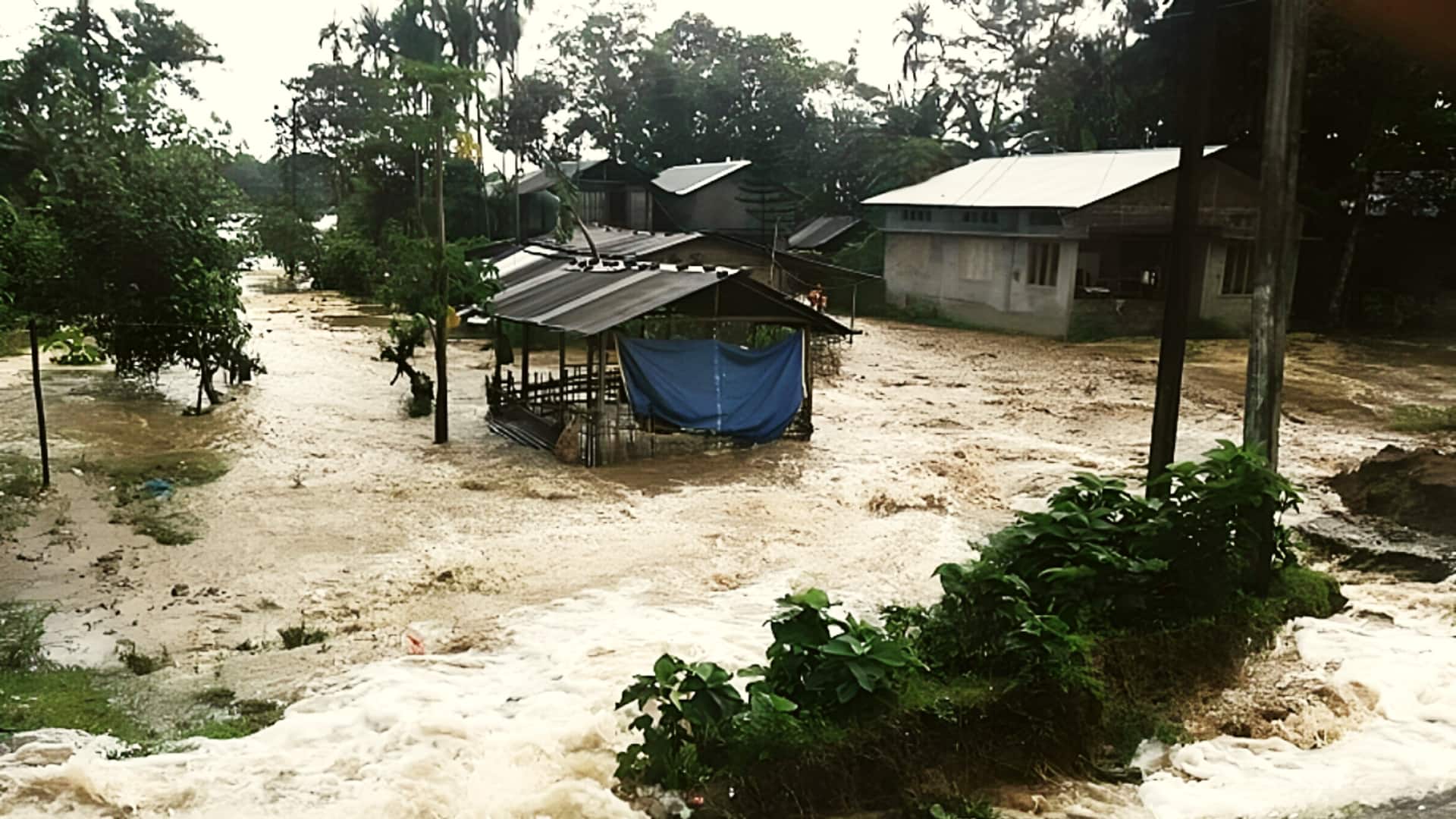 असम में बाढ़ से जनजीवन अस्त-व्यस्त, अब तक 26 लोगों की मौत
