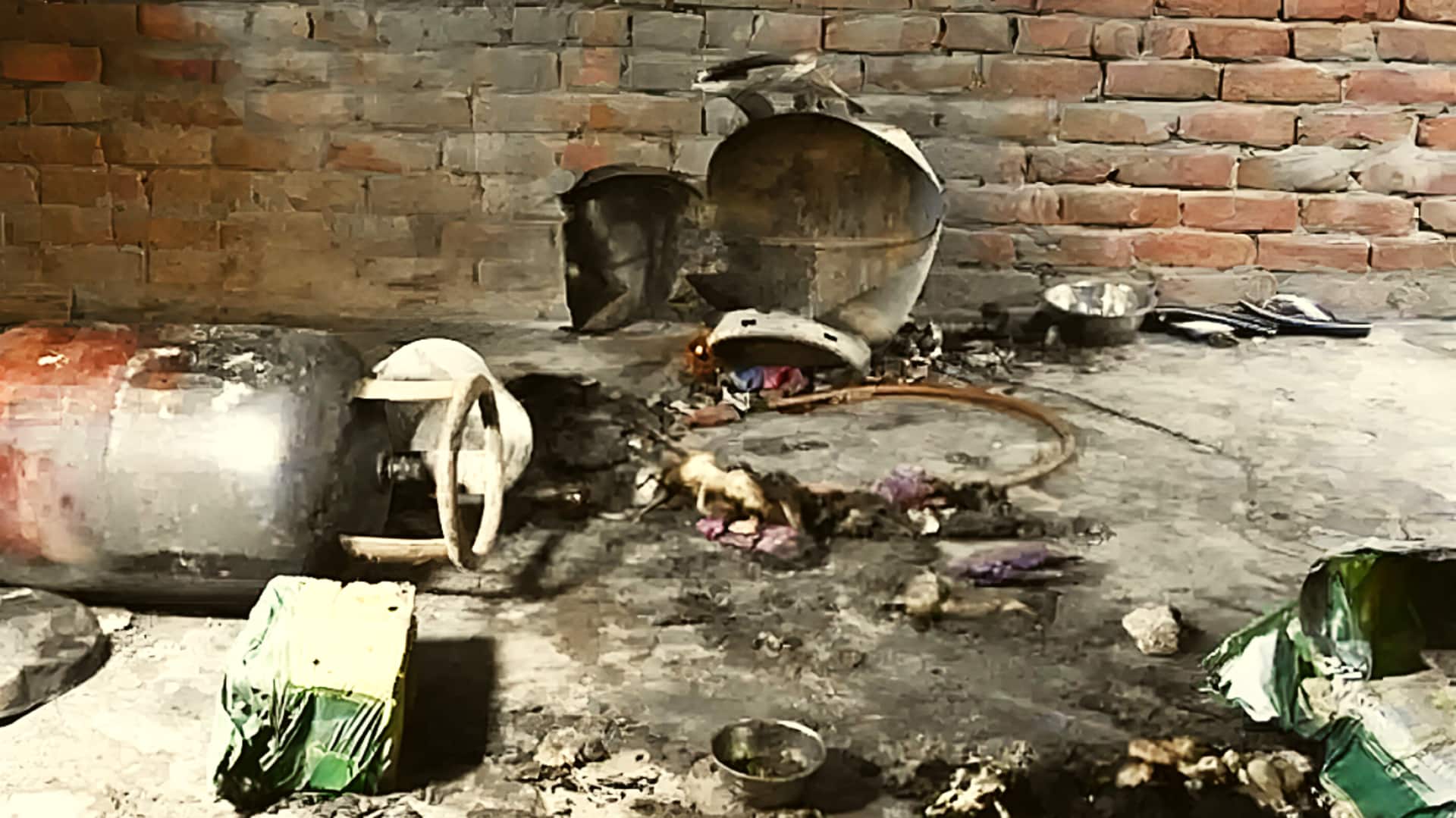 उत्तर प्रदेश: देवरिया में चाय बनाते समय सिलेंडर फटा, मां और 3 बच्चों की मौत
