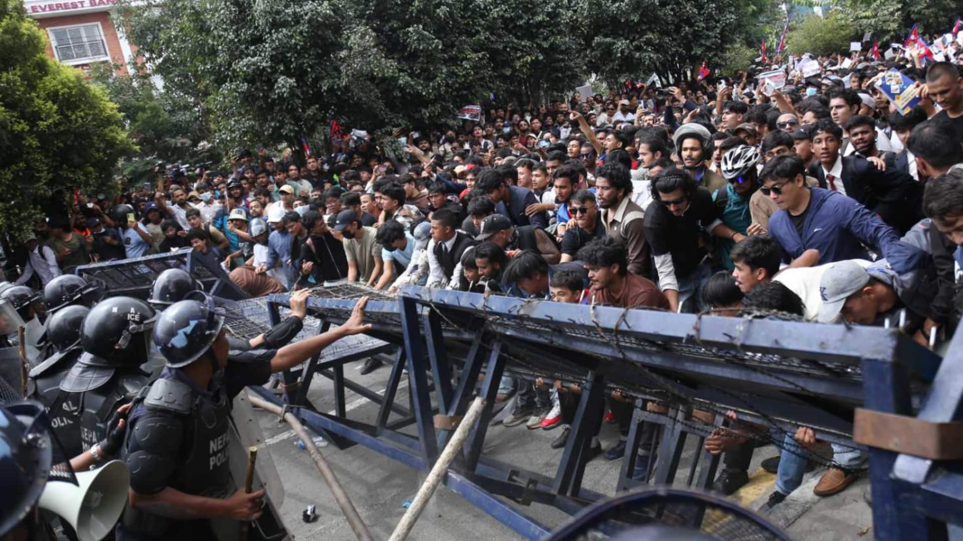 नेपाल में प्रदर्शनकारियों की संविधान में सुधार समेत क्या-क्या मांगें हैं? 