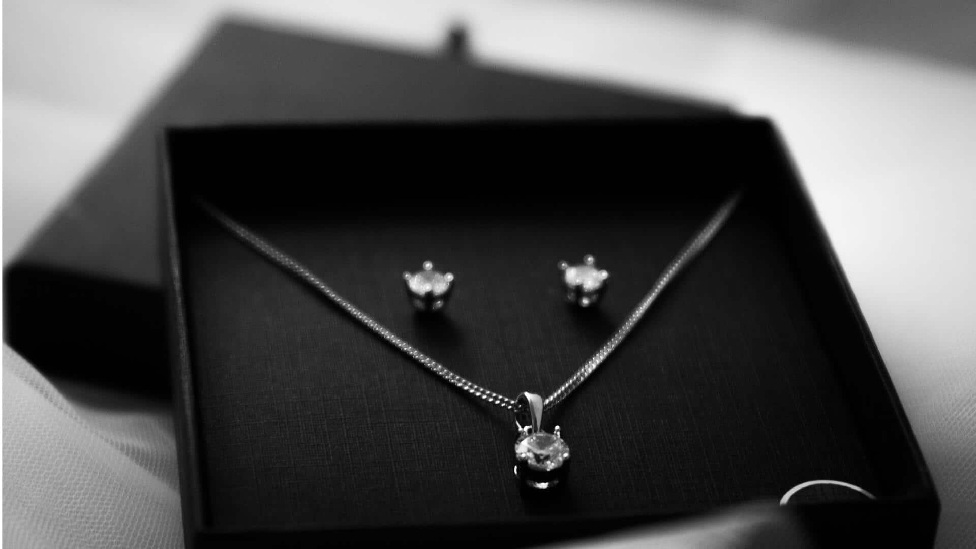 चांदी के गहनों की सफाई करते समय न करें ये 5 गलतियां