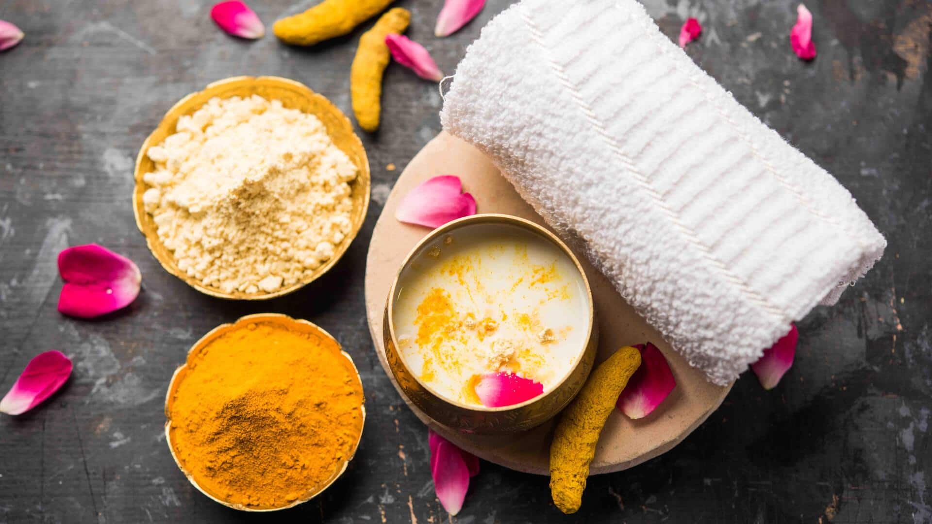 चंदन से लेकर मुल्तानी मिट्टी तक: त्वचा की देखभाल के लिए इन चीजों का करें इस्तेमाल