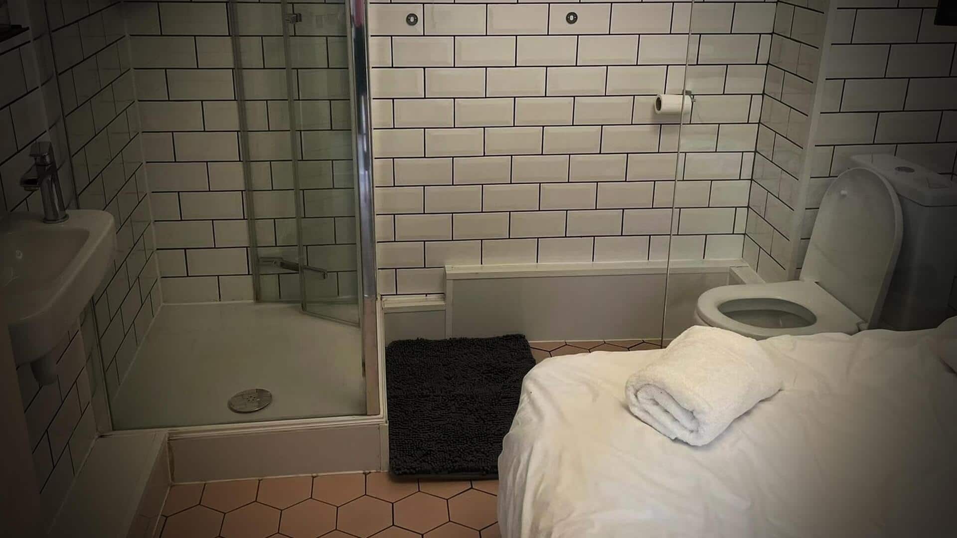 युवक ने शेयर की टॉयलेट के साथ बेड की तस्वीर, सोशल मीडिया यूजर्स हुए हैरान 
