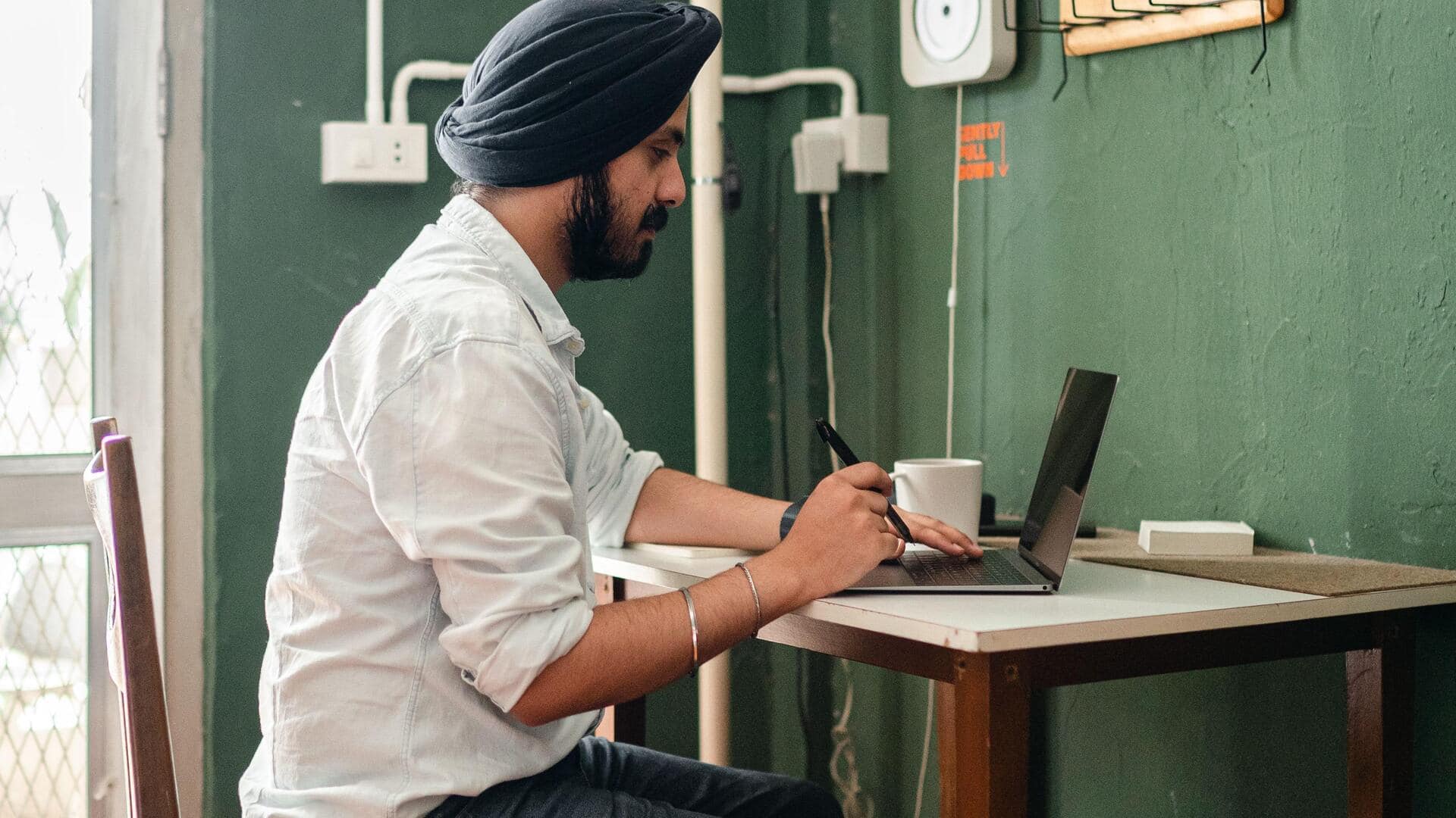 ऑफिस में आंखों का ध्यान रखने के लिए अपनाएं ये तरीके, रहेंगे सुरक्षित