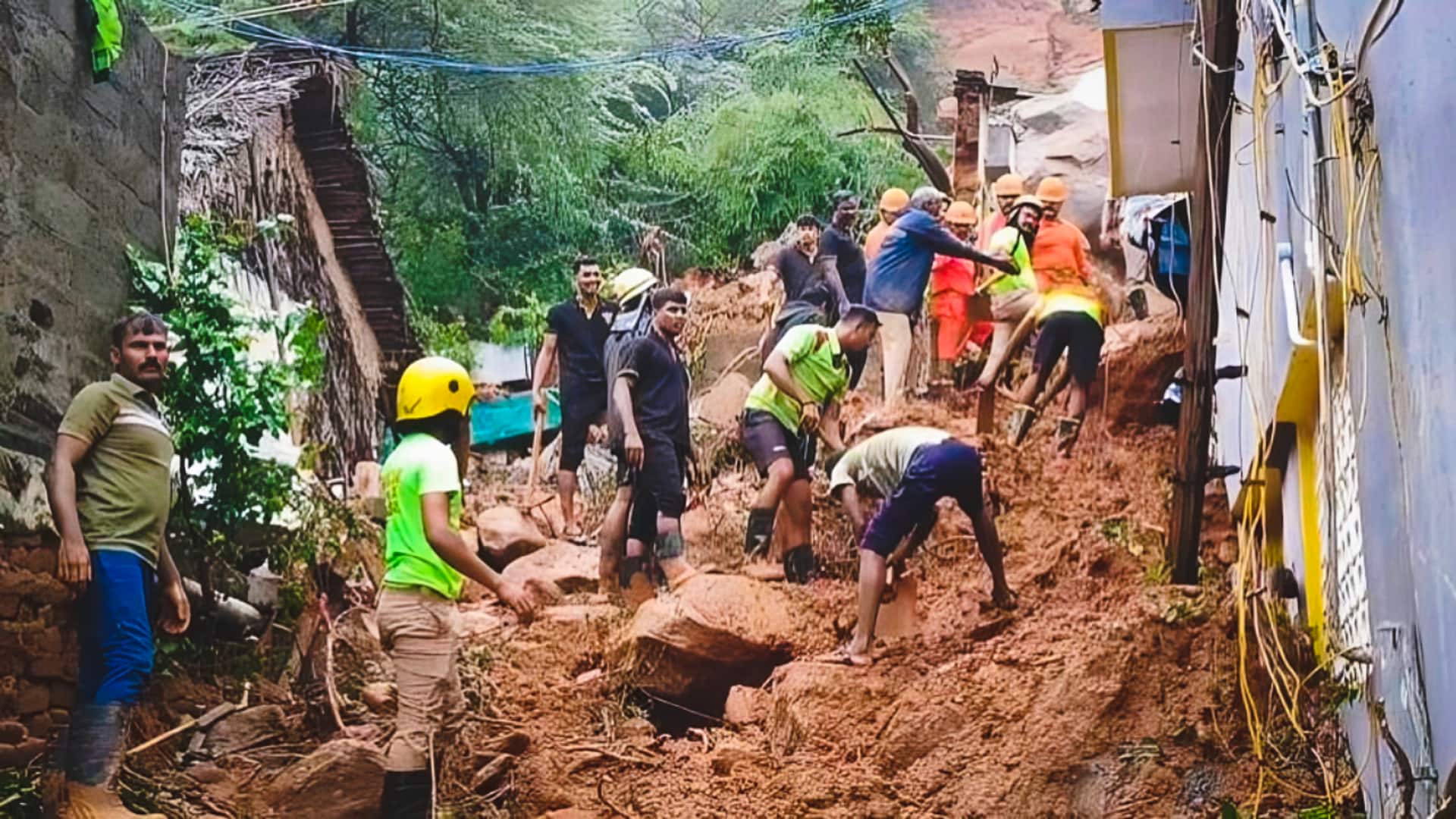जम्मू-कश्मीर के व्यस्त राजमार्ग पर भीषण भूस्खलन, बाल-बाल बचे वाहन