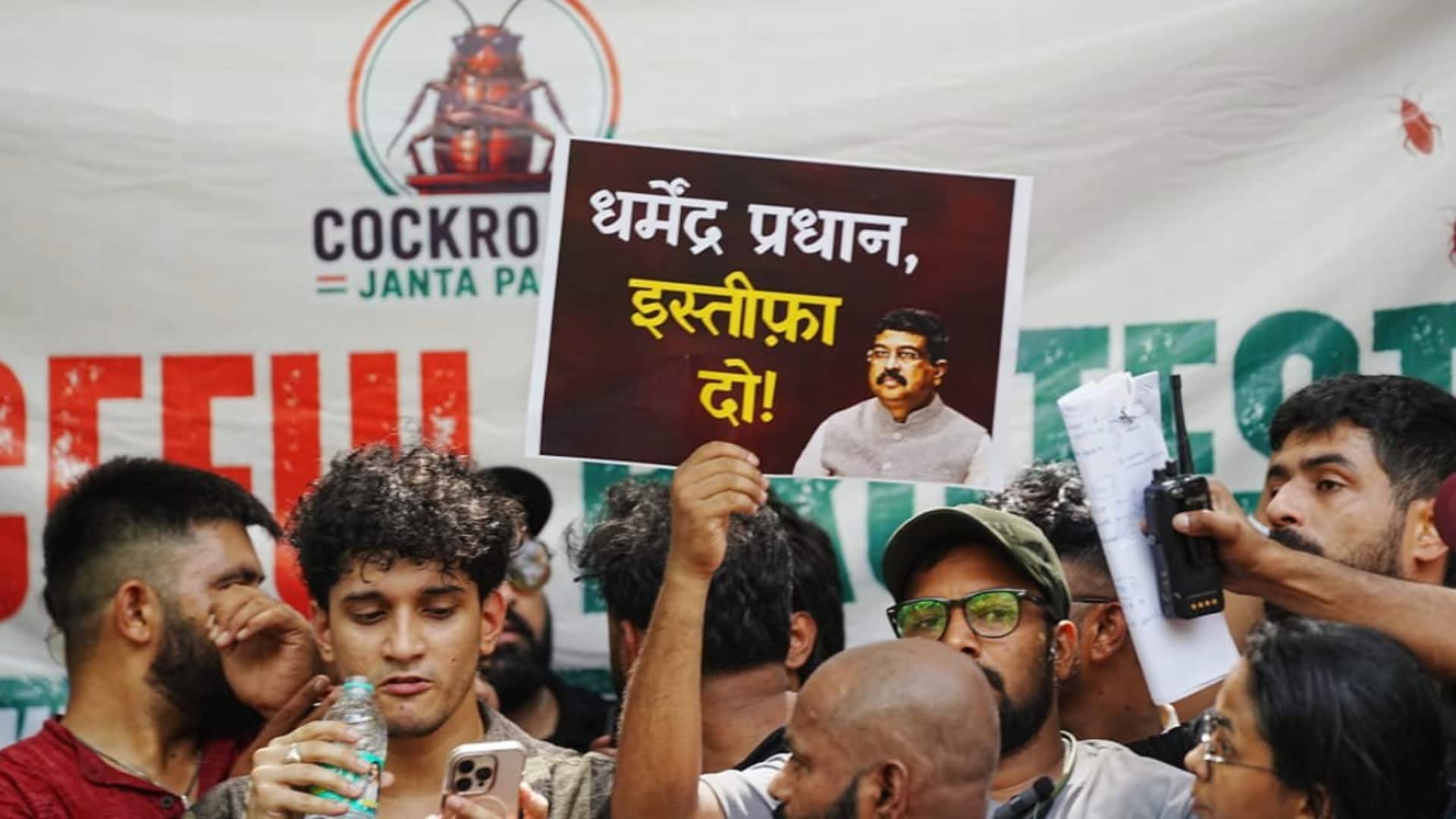 कॉकरोच जनता पार्टी बोली- 5 बजे तक शिक्षा मंत्री इस्तीफा दें, नहीं तो फिर करेंगे प्रदर्शन
