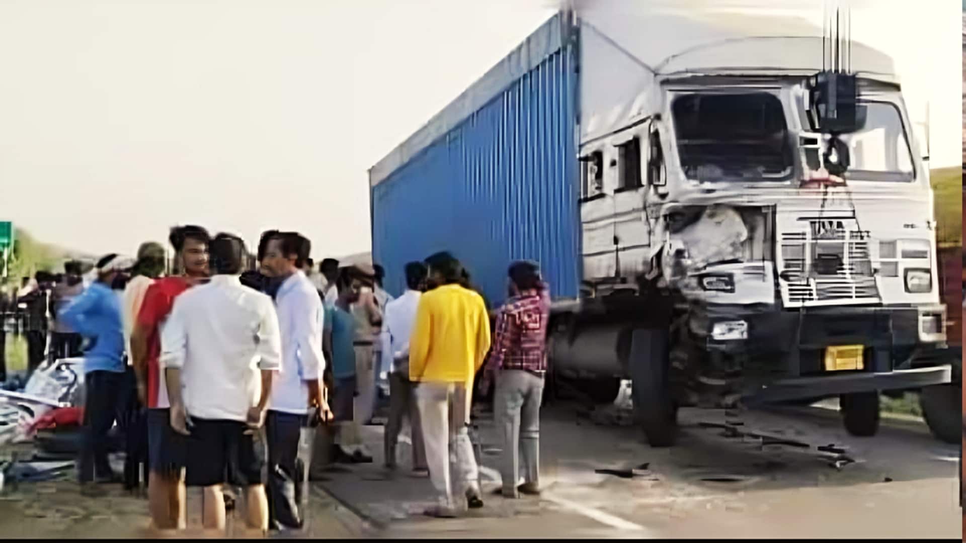 जयपुर में ट्रक-जीप की भीषण टक्कर, शादी करके लौट रहे दूल्हा-दुल्हन समेत 5 बारातियों की मौत जयपुर में ट्रक-जीप की भीषण टक्कर, शादी करके लौट रहे दूल्हा-दुल्हन समेत 5 बारातियों की मौत