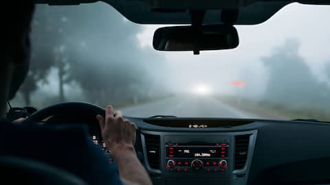 कोहरे में हाईवे पर गाड़ी चलाते समय न करें ये गलतियां, वरना हो जाएगा हादसा 