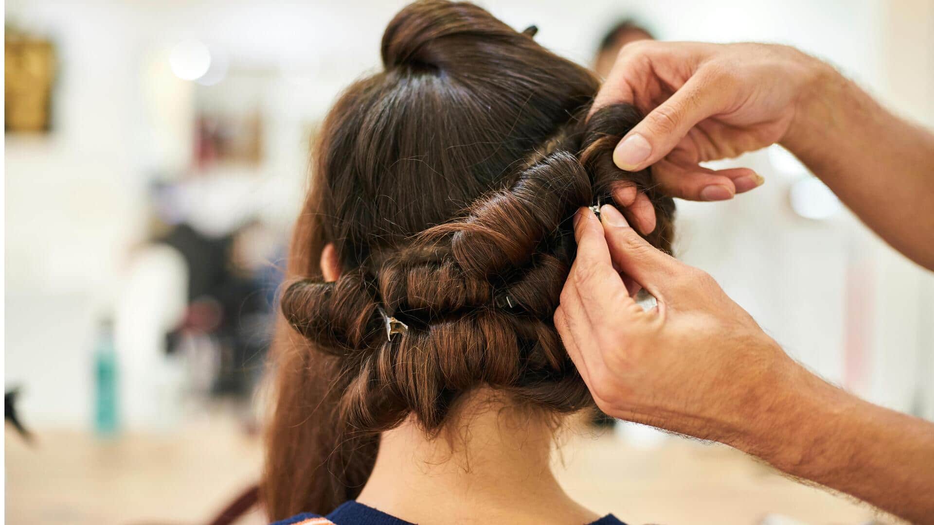 बालों को स्टाइल करते समय न करें ये 5 गलतियां, बिगड़ सकता है लुक