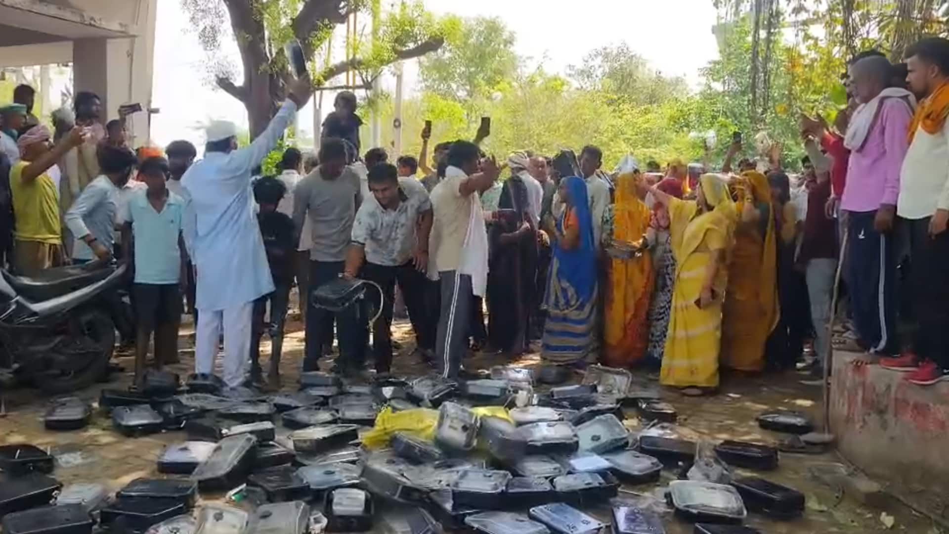 उत्तर प्रदेश: स्मार्ट मीटर को लेकर विरोध बढ़ा, आगरा में मीटर उखाड़कर बिजली विभाग में फेंका