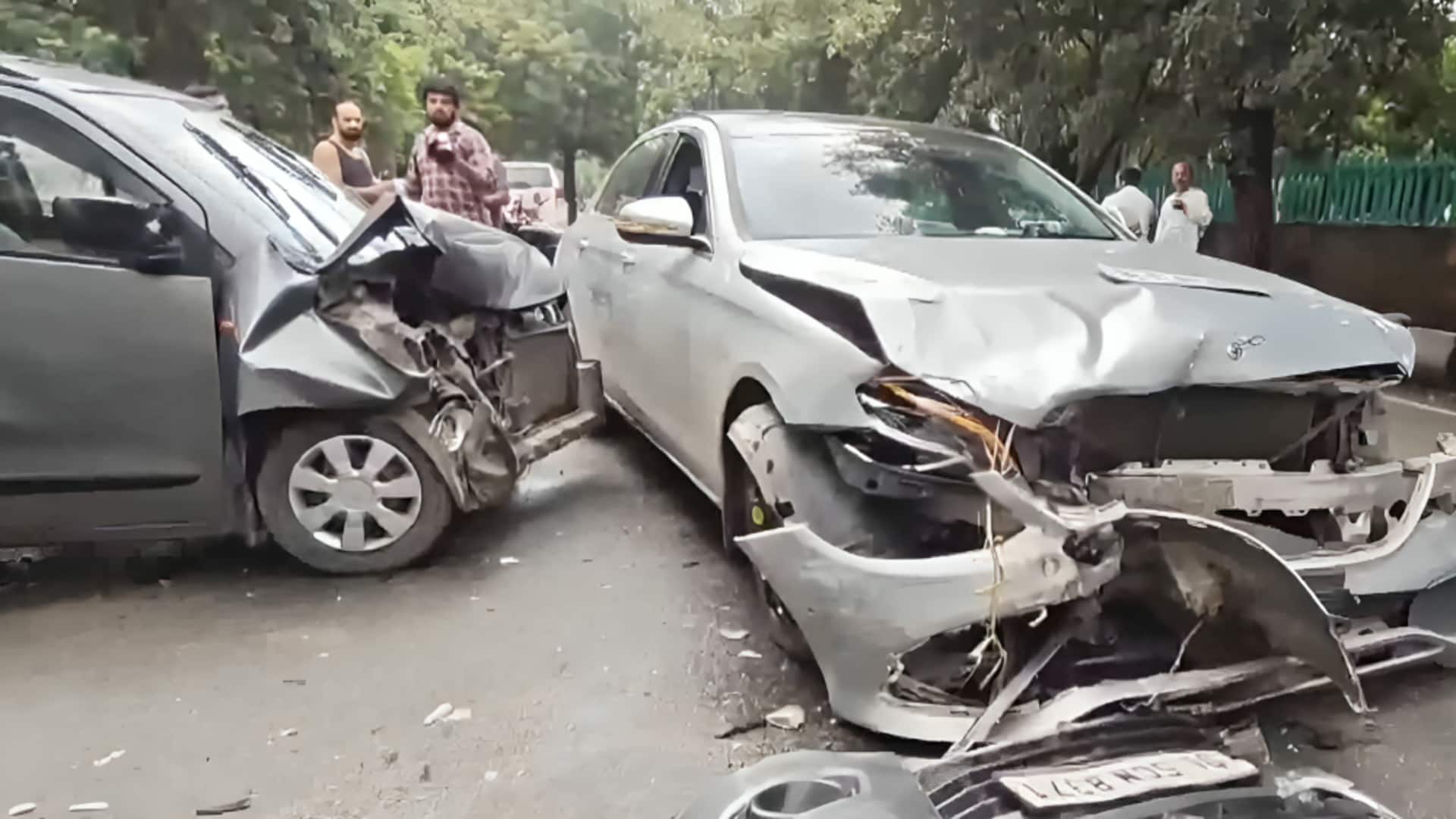 दिल्ली: पुलिसकर्मी के बेटे के नशे में दौड़ाई लग्जरी कार, बुजुर्ग महिला की मौत