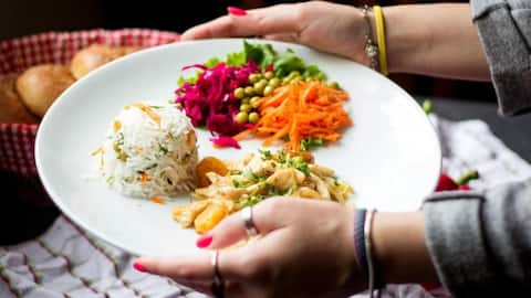 हाथ से खाना बनाम चम्मच का उपयोग: जानिए कैसे करना चाहिए भोजन
