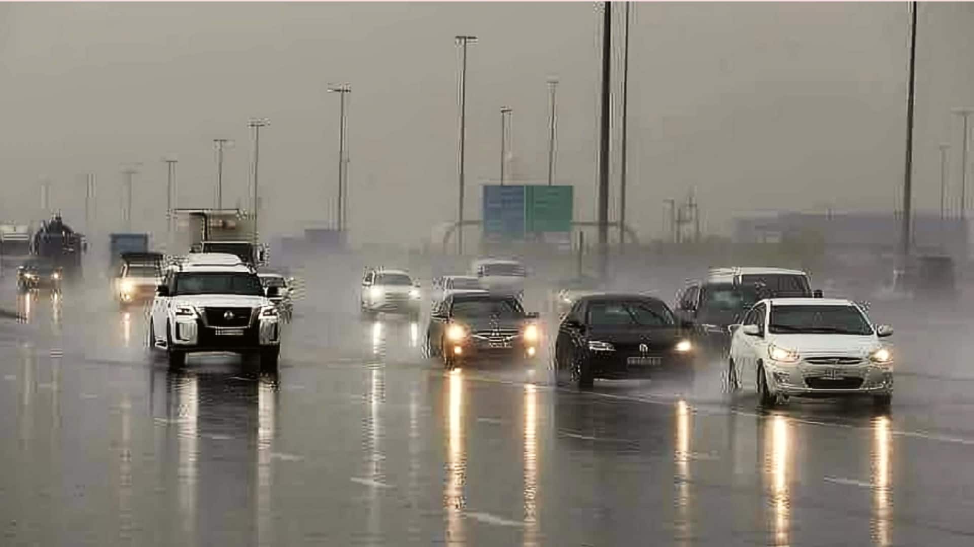 UAE में कई जगह हुई मूसलाधार बारिश, दुबई में आई बाढ़
