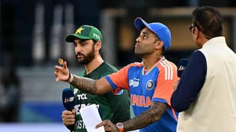 टी-20 विश्व कप 2026: भारत के खिलाफ पाकिस्तान ने जीता टॉस, कप्तानों ने नहीं मिलाया हाथ