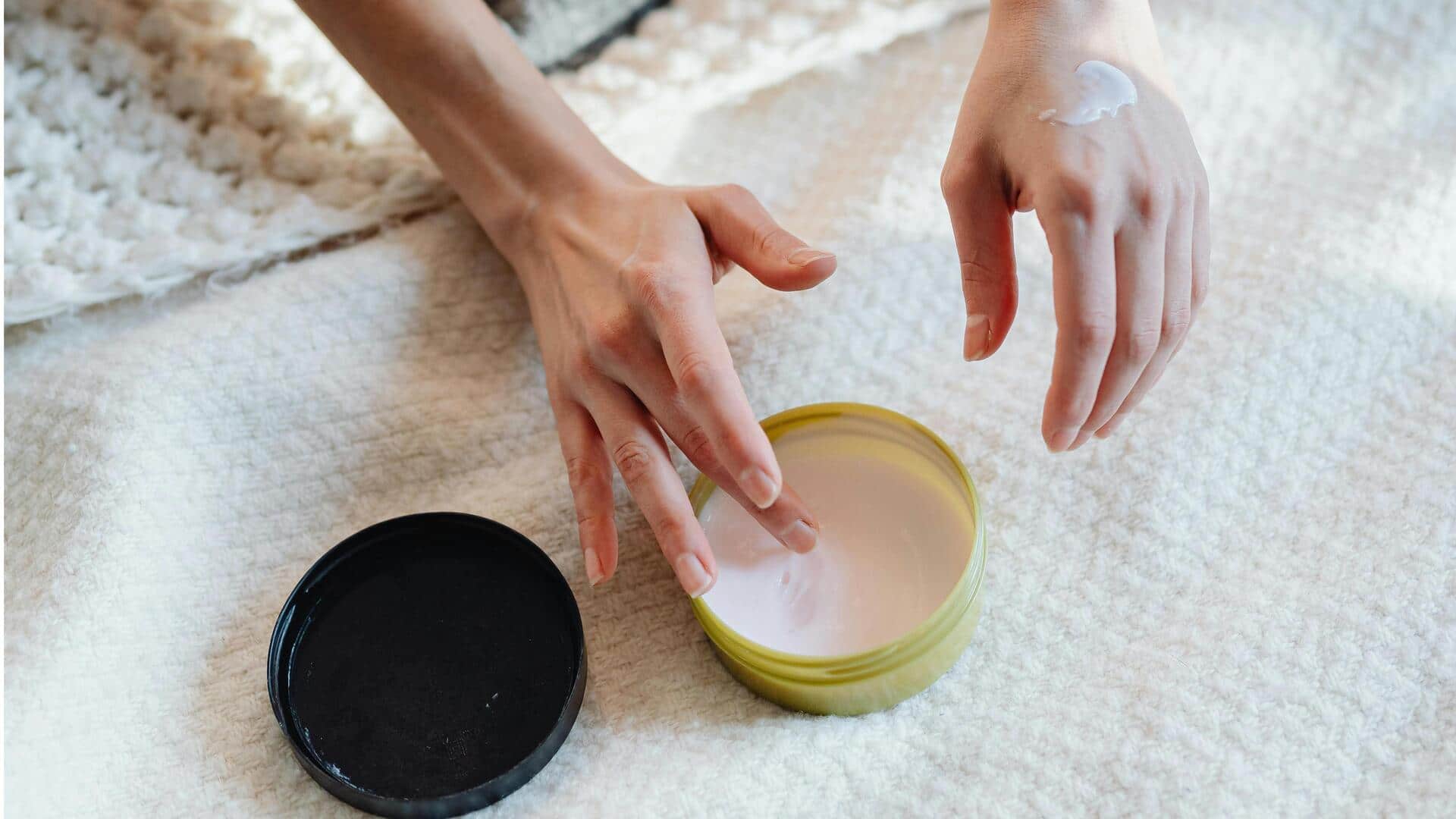 हाथों की खुरदरी त्वचा को मुलायम बनाने के लिए अपनाएं ये प्रभावी तरीके