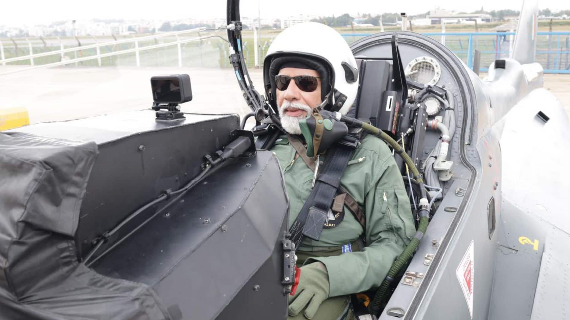 बेंगलुरू: प्रधानमंत्री मोदी ने स्वदेशी लड़ाकू विमान तेजस में भरी उड़ान