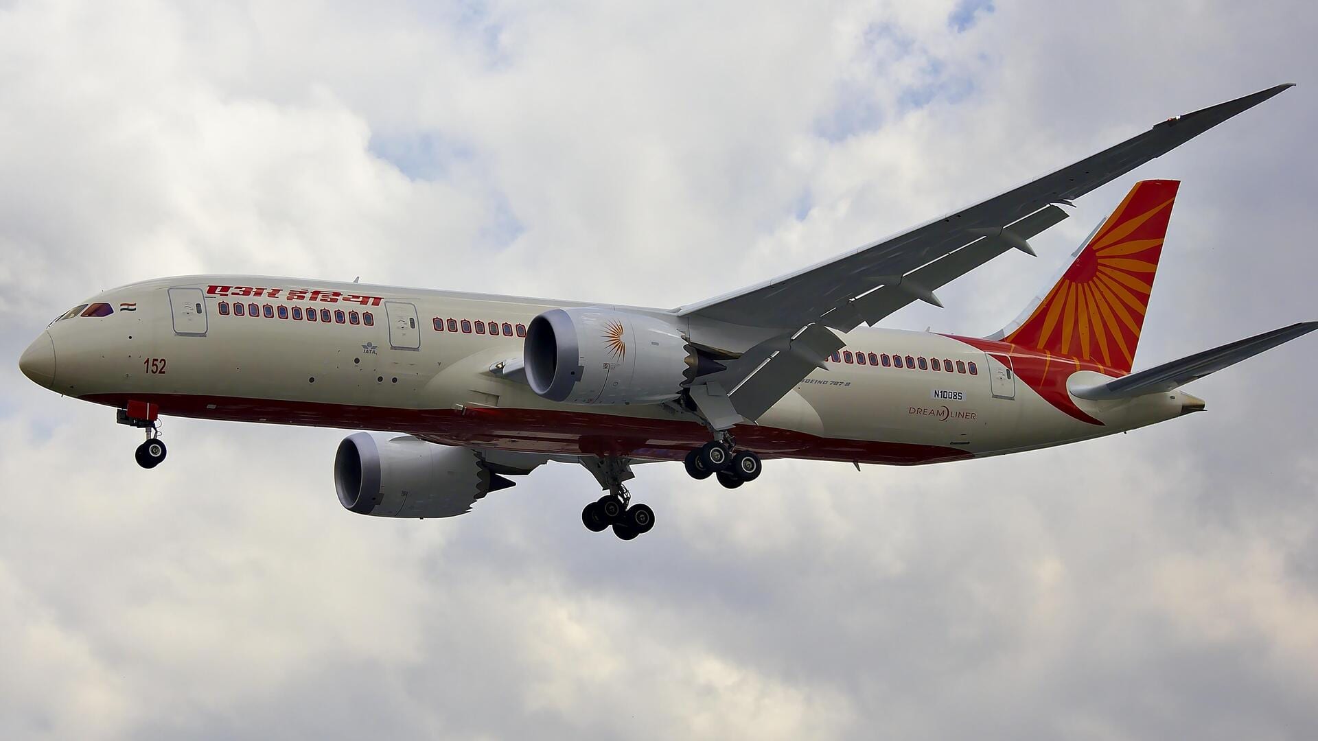 लंदन जा रही एयर इंडिया की फ्लाइट में यात्री ने की चालक दल के साथ मारपीट