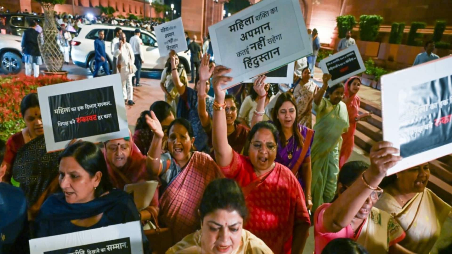 दिल्ली: राहुल गांधी के आवास के नजदीक भाजपा का प्रदर्शन, बांसुरी स्वराज समेत 2 सांसद हिरासत में