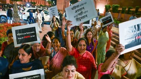 दिल्ली: राहुल गांधी के आवास के नजदीक भाजपा का प्रदर्शन, बांसुरी स्वराज समेत 2 सांसद हिरासत में