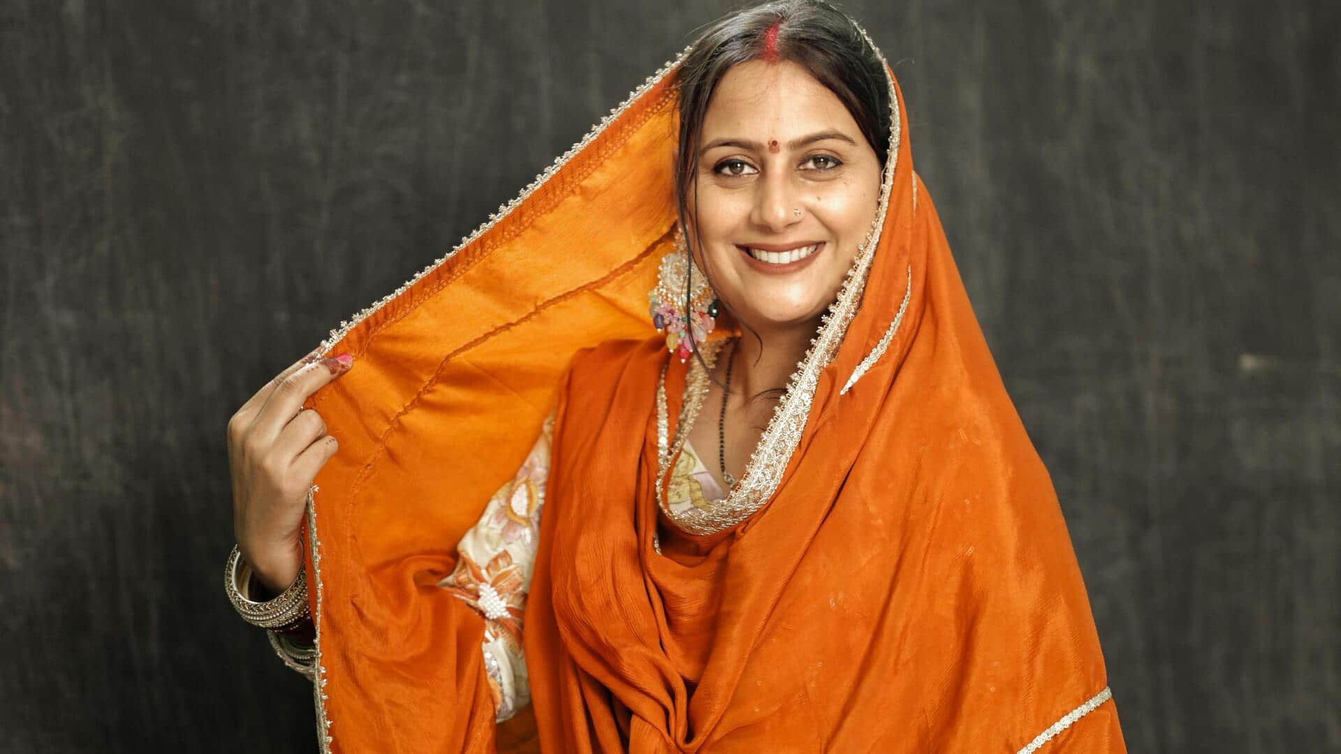 हल्के दुपट्टे पहनकर वसंत में स्टाइलिश दिखना चाहती हैं? तो अपनाएं ये टिप्स