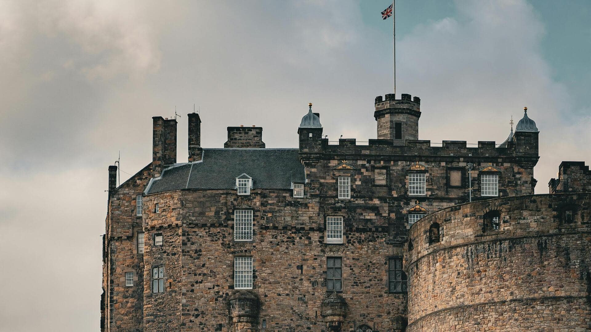 स्कॉटलैंड के इन 5 महलों को बनाएं अपनी यात्रा का हिस्सा, करते हैं इतिहास का बखान