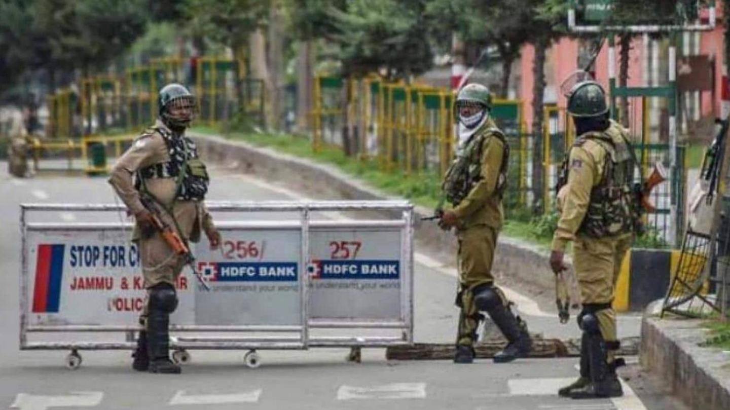 घाटी में जारी हैं पाबंदियां घाटी में जारी हैं पाबंदियां