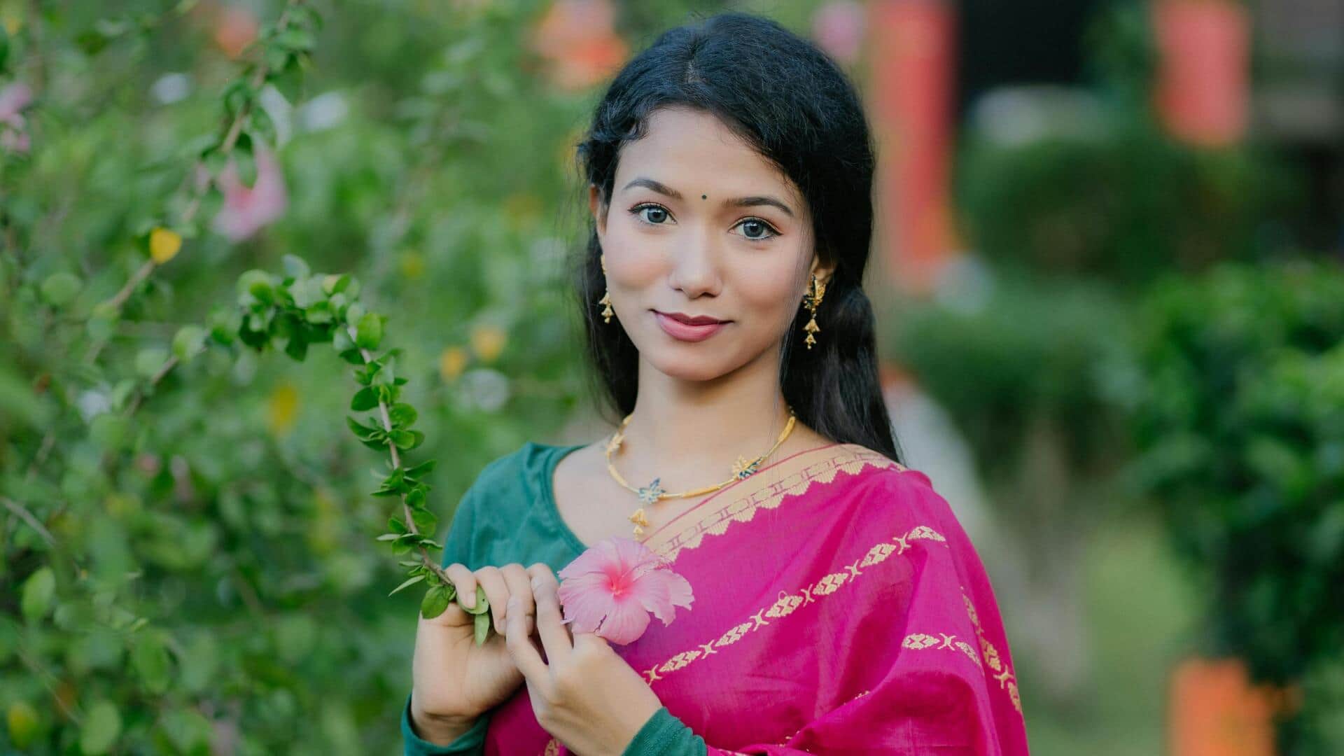 गुलाबी रंग की साड़ी में स्टाइलिश दिखना चाहती हैं? इन बातों का रखें ध्यान