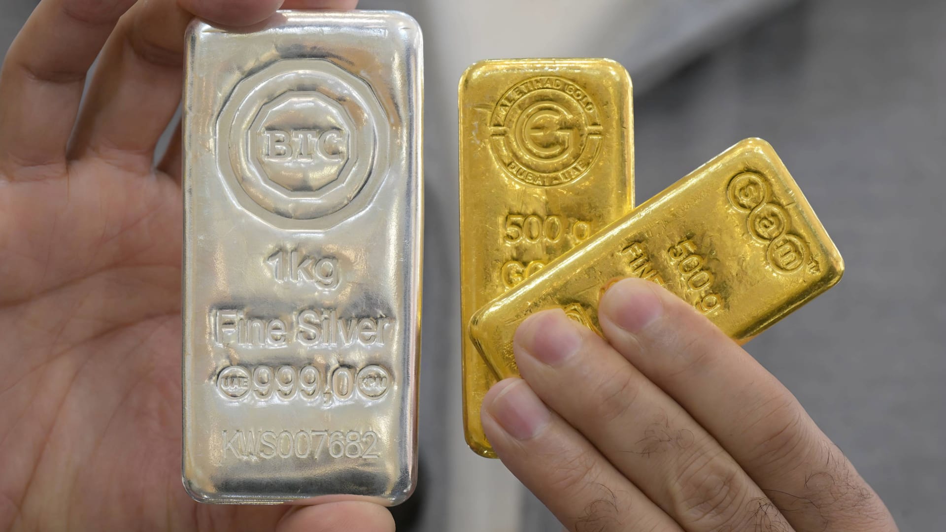 सोना या चांदी में से क्या खरीदें, किसमें निवेश करना समझदारी?