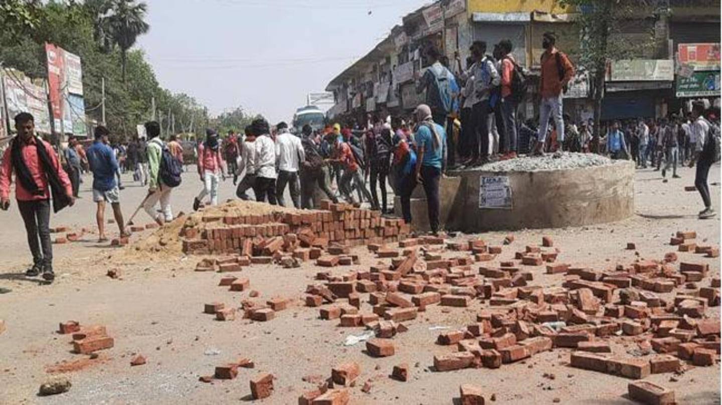 आक्रोशित छात्रों ने पुलिस किया पथराव आक्रोशित छात्रों ने पुलिस किया पथराव