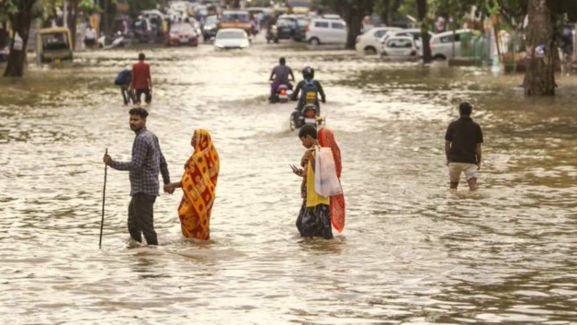 रक्षाबंधन पर दिल्ली में झमाझम बारिश से राहत, पहाड़ों पर जारी कहर रक्षाबंधन पर दिल्ली में झमाझम बारिश से राहत, पहाड़ों पर जारी कहर