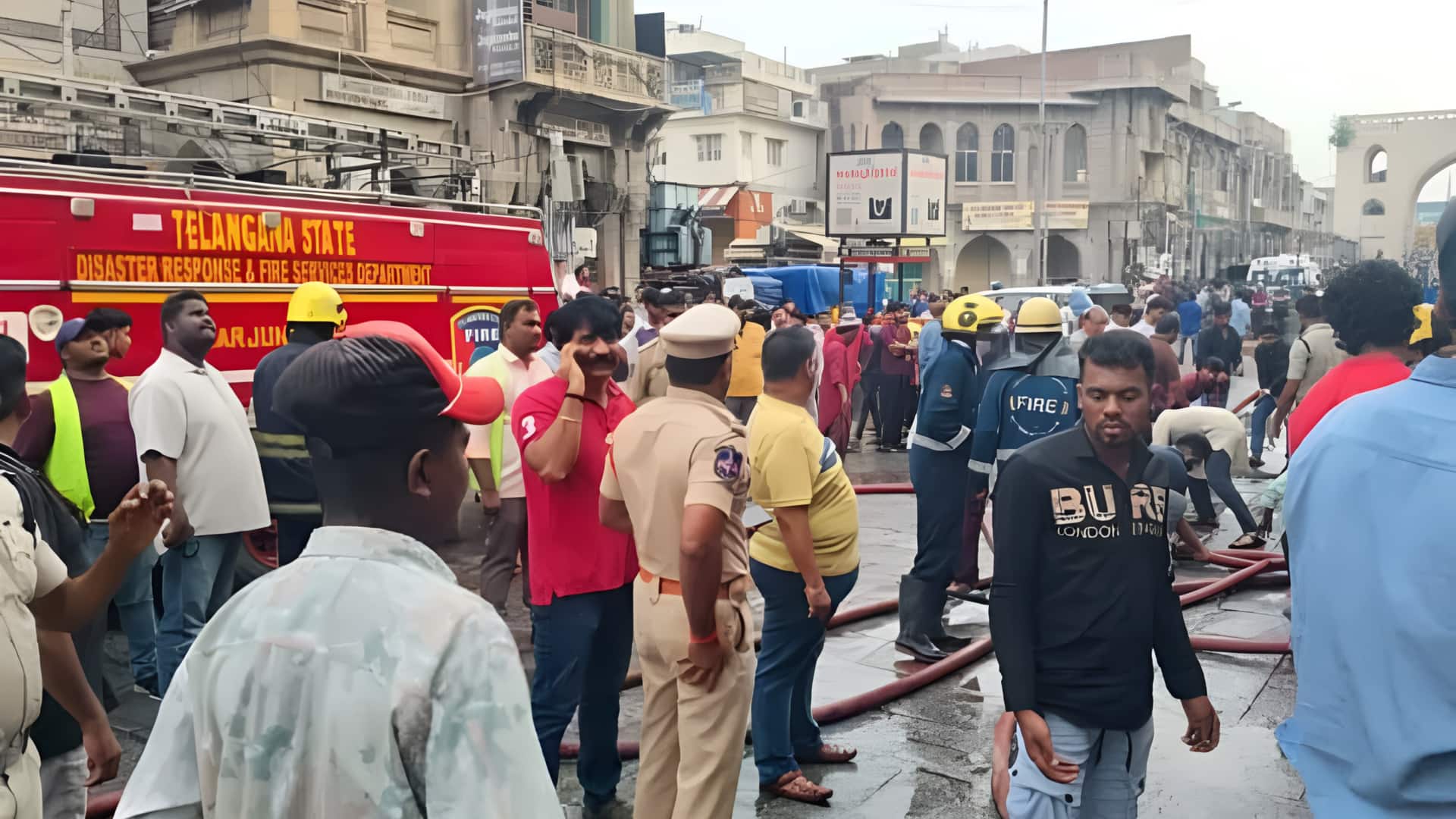 हैदराबाद के गुलजार हाउस के पास लगी भीषण आग, 8 बच्चों समेत 17 लोगों की मौत हैदराबाद के गुलजार हाउस के पास लगी भीषण आग, 8 बच्चों समेत 17 लोगों की मौत