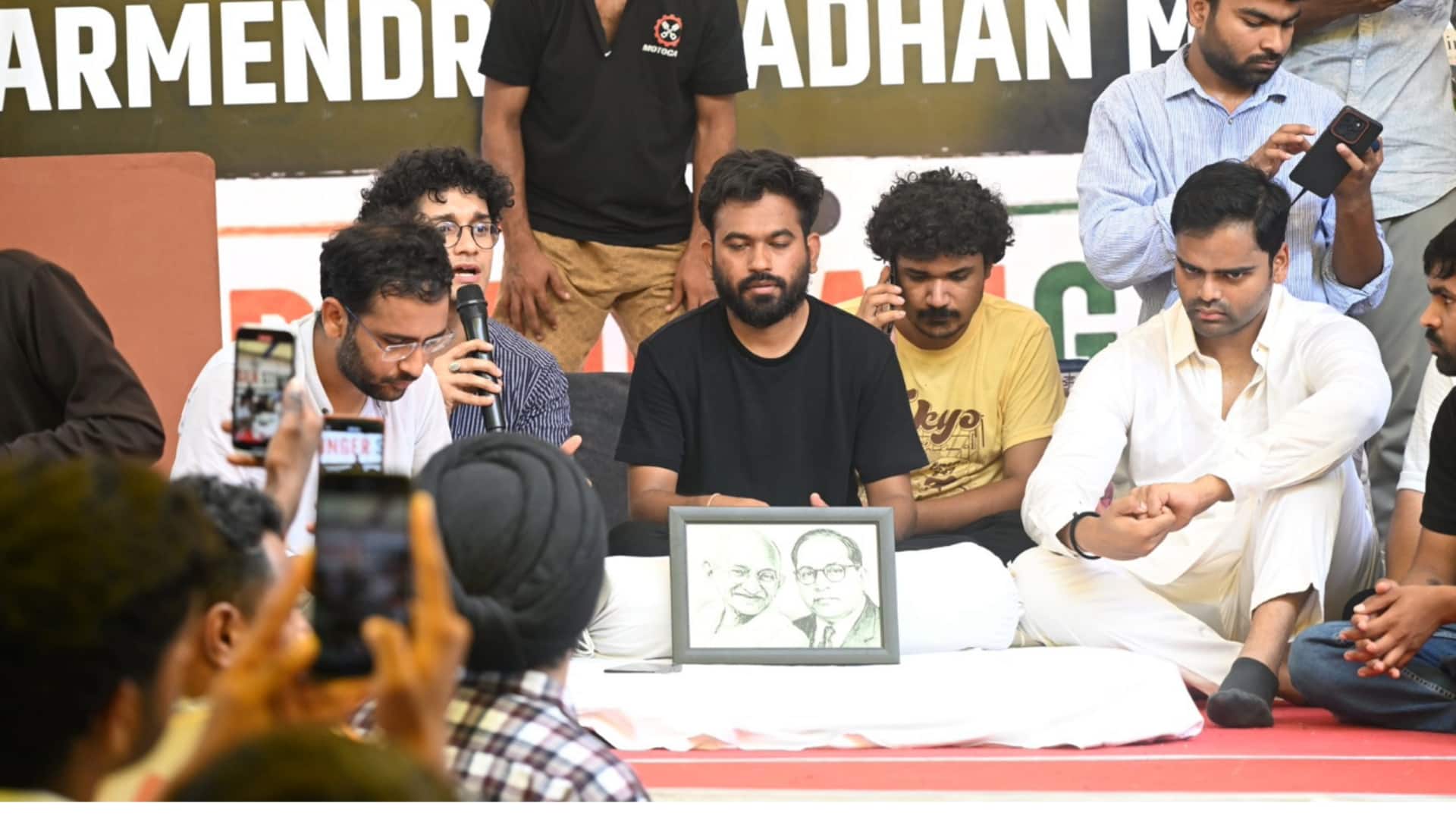 वांगचुक की पत्नी बोलीं- बिना सहमति उन्हें दवा न दें; अभिजीत दिपके भूख हड़ताल पर बैठे