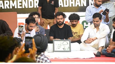 वांगचुक की पत्नी बोलीं- बिना सहमति उन्हें दवा न दें; अभिजीत दिपके भूख हड़ताल पर बैठे