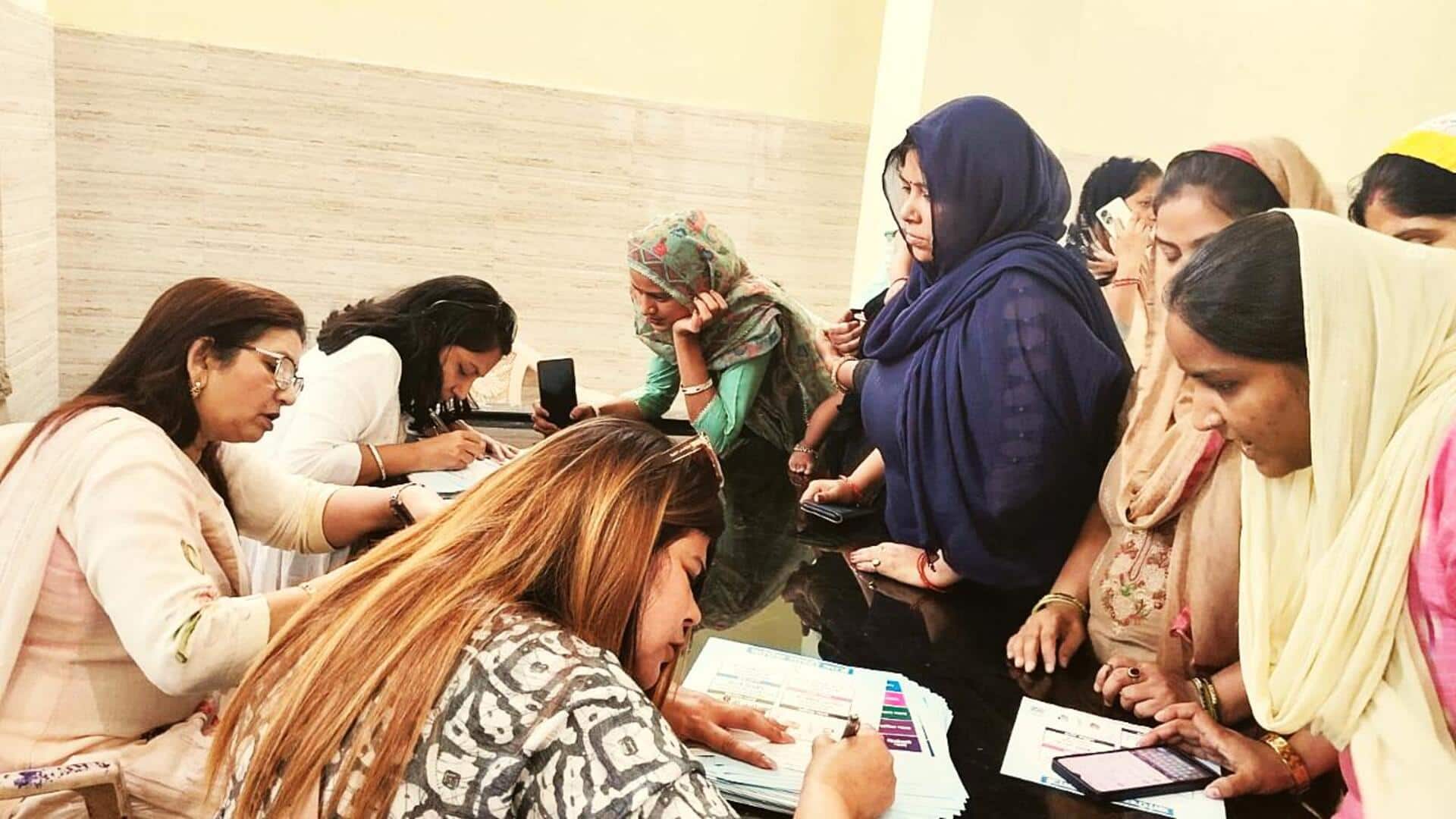 उत्तर प्रदेश: गारंटी कार्ड लेकर महिलाएं कांग्रेस के दफ्तर पहुंचीं, 1 लाख रुपये मांगे