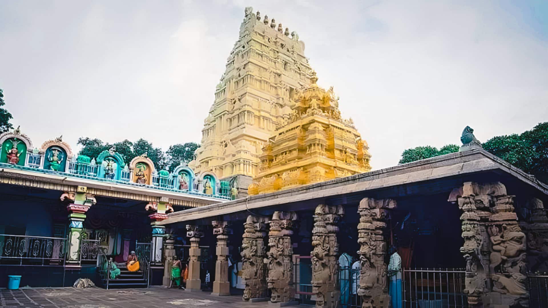 आंध्र प्रदेश के श्रीशैलम मल्लिकार्जुन मंदिर में नए साल पर किया डांस, 5 कर्मचारियों पर FIR