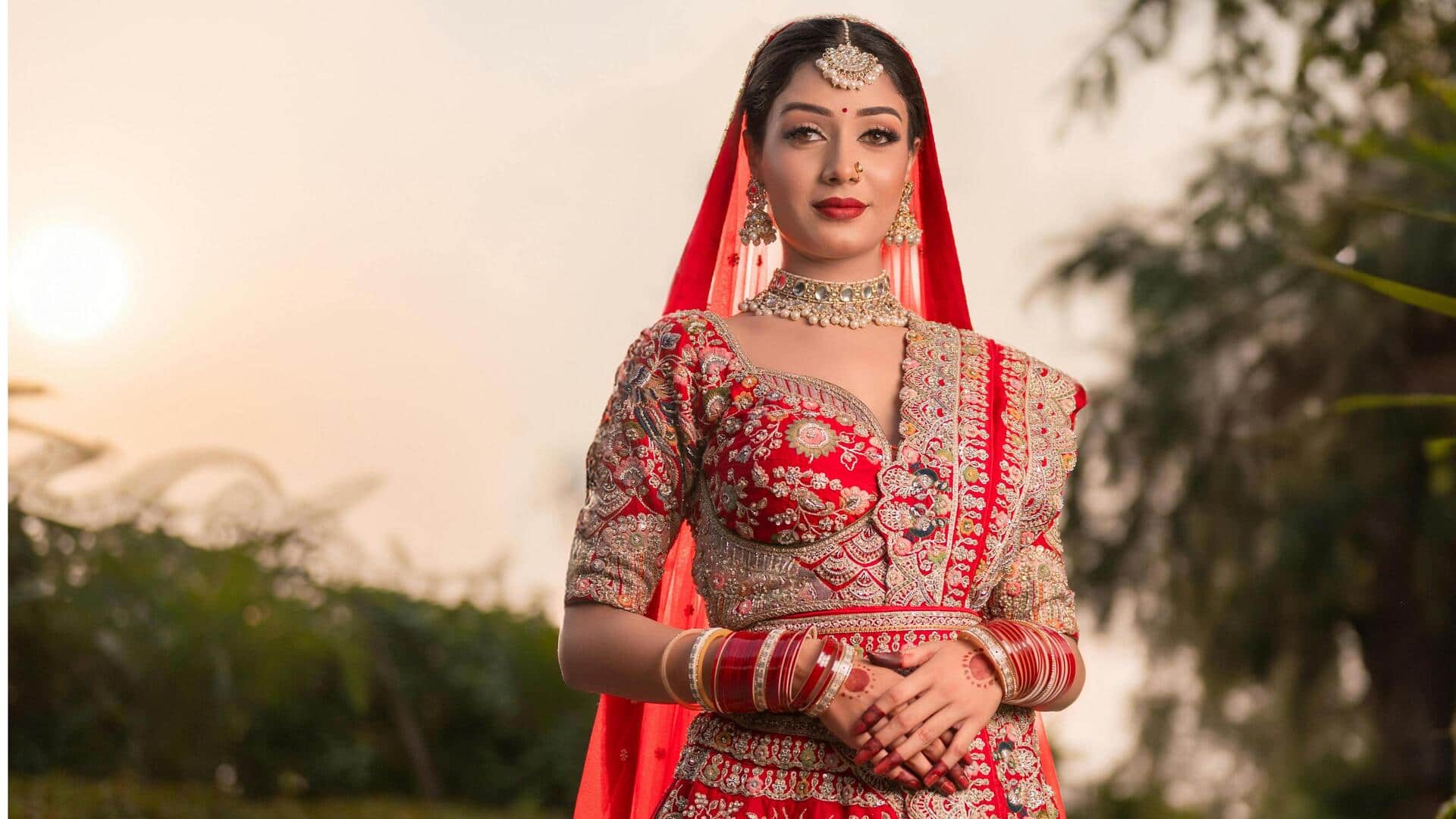 शादी के दिन दुल्हन के हाथों में ये 4 तरह के चूड़े लगेंगे सबसे सुंदर